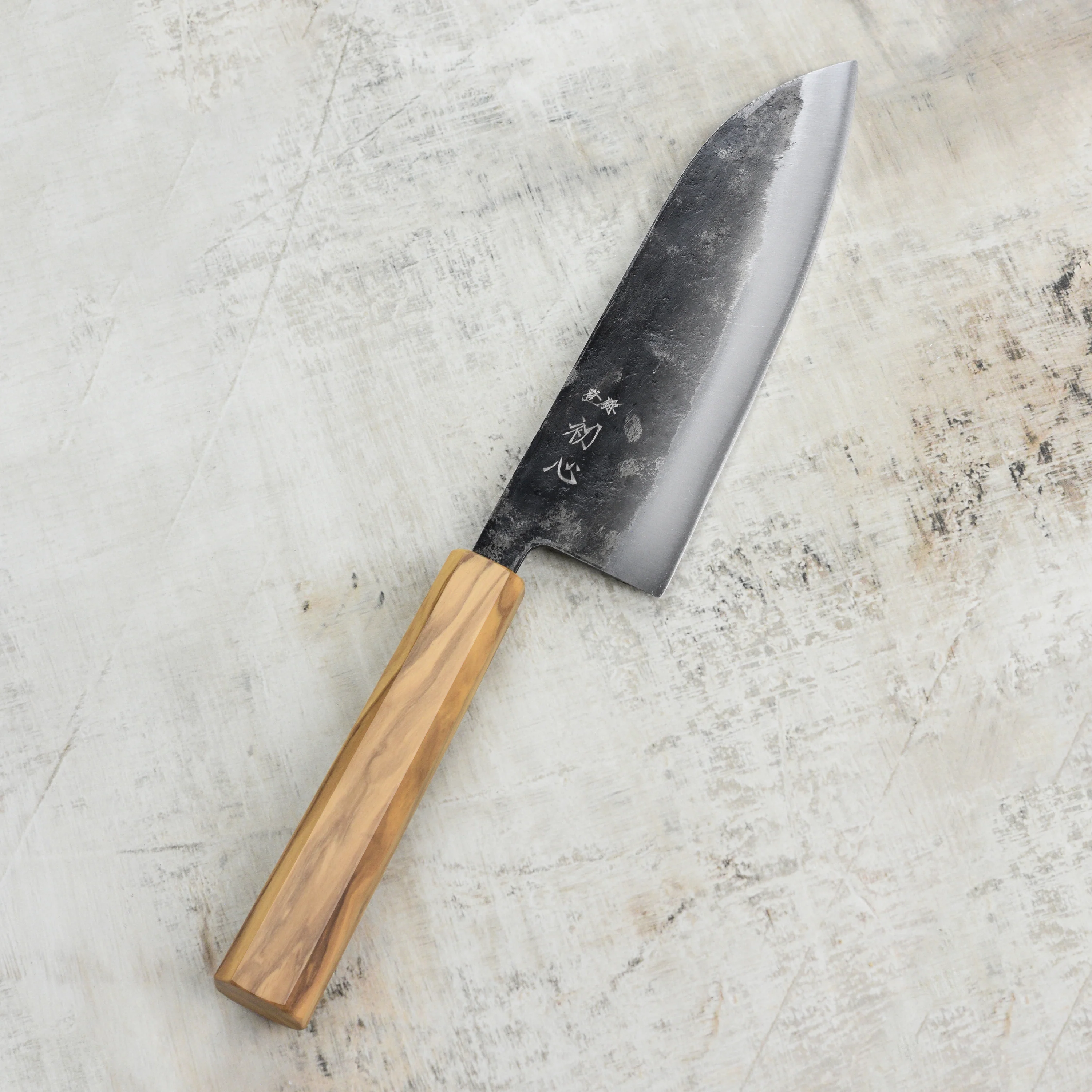 Hatsukokoro Kurogane Aogami #2 Kurouchi 6.5" Santoku, Olivewood - Image 4