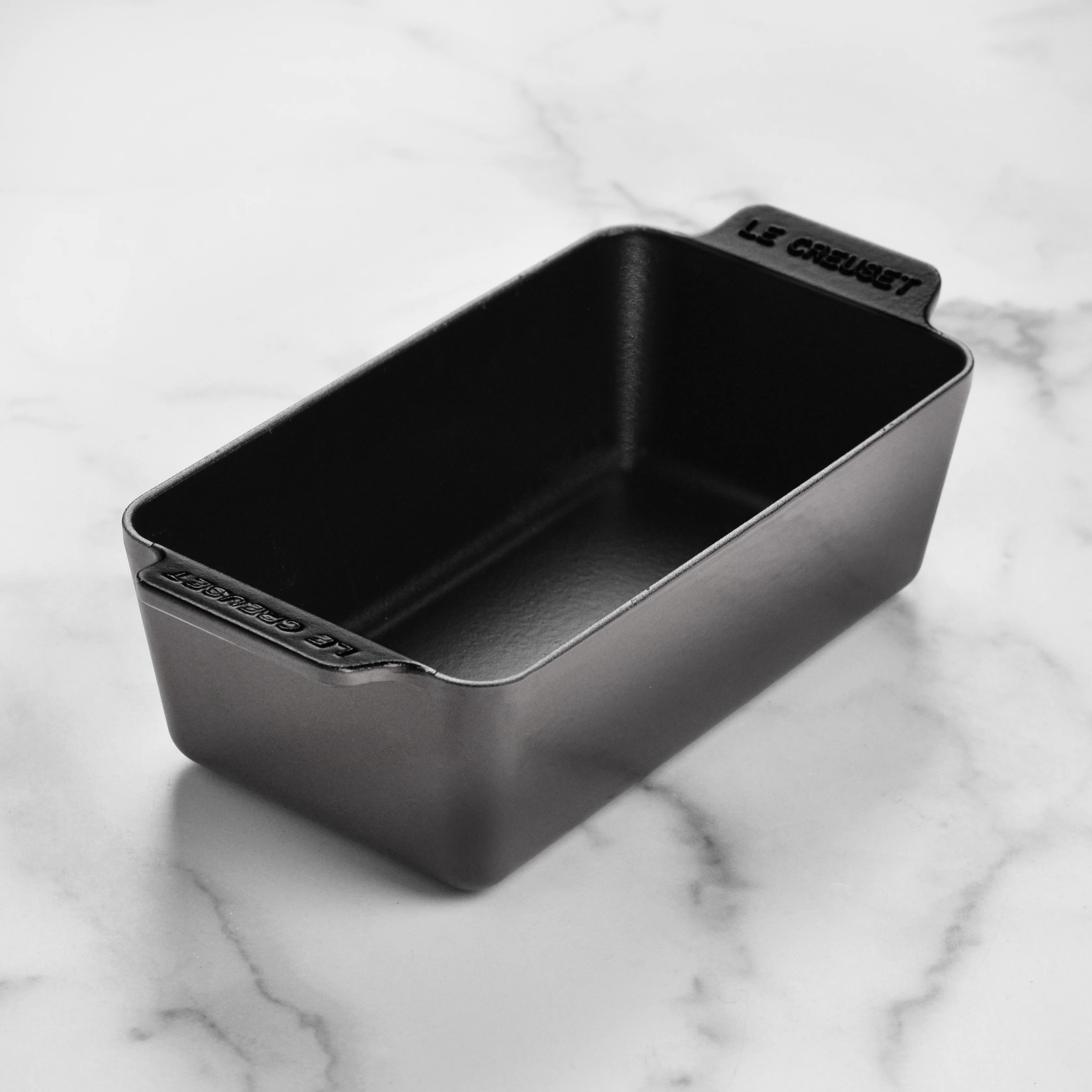 Le Creuset Signature Cast Iron 9 x 5" Oyster Loaf Pan - Image 4