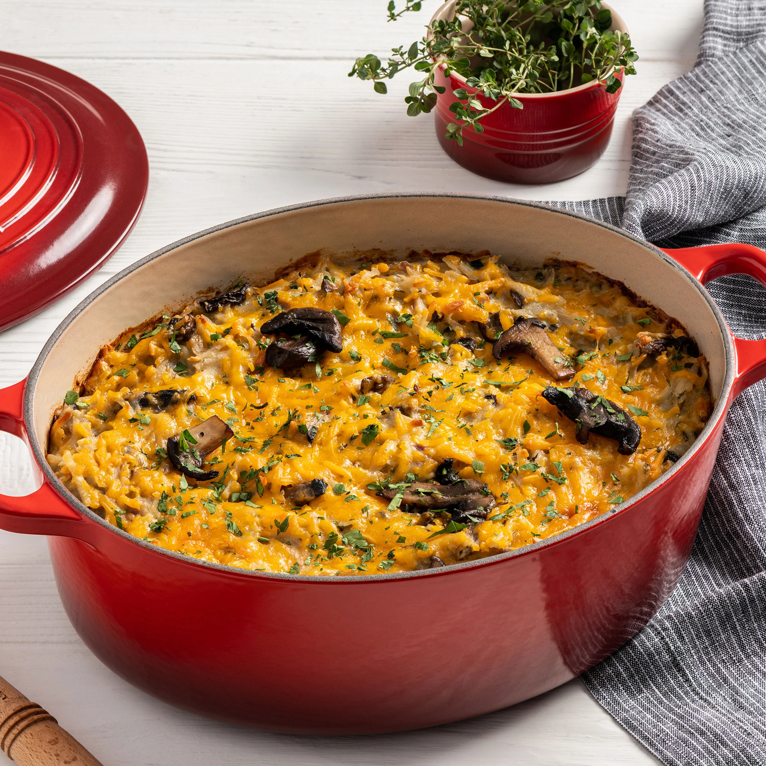 Le Creuset Signature Cast Iron 5-quart Cerise Oval Dutch Oven - Image 4