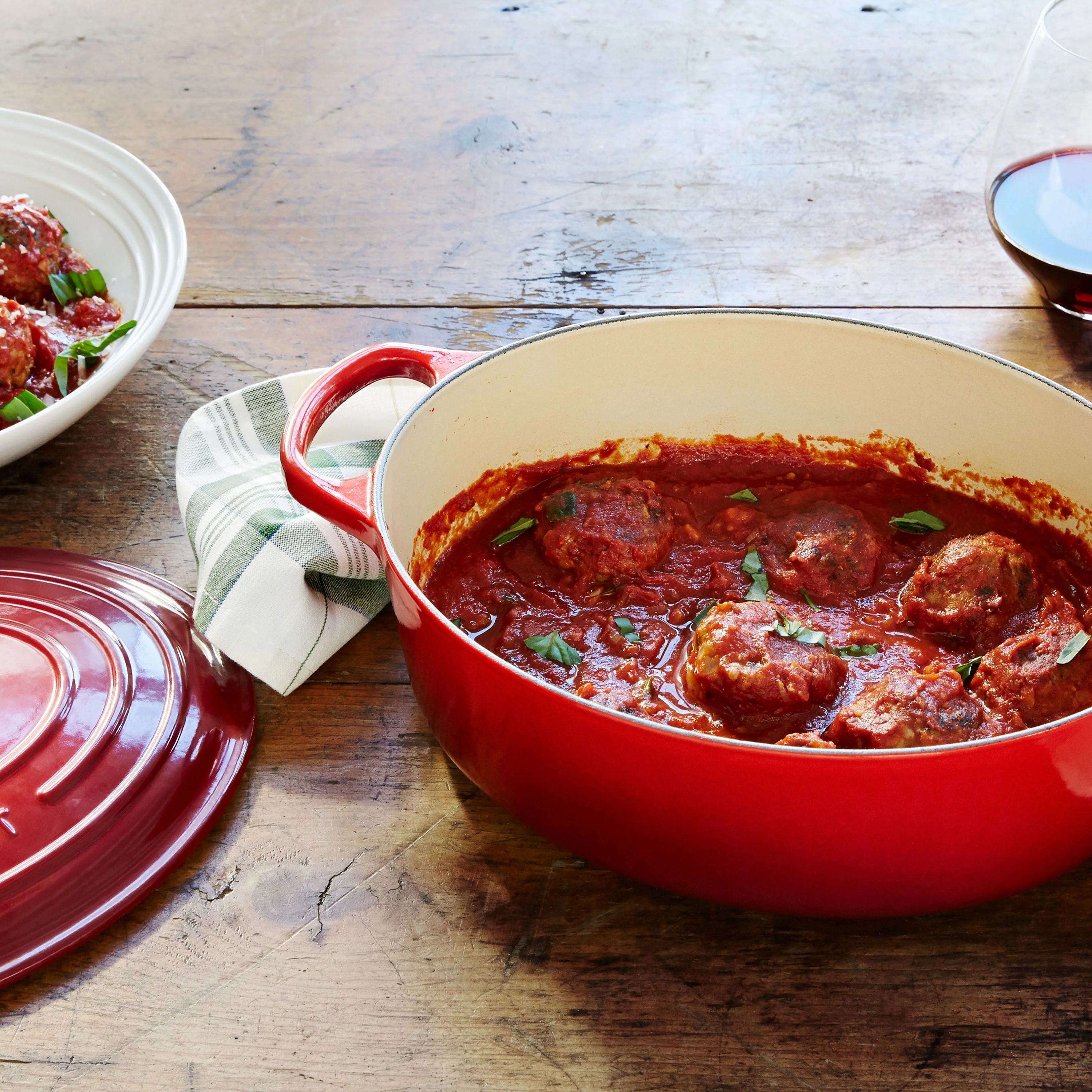Le Creuset Signature Cast Iron 6.75-quart Cerise Oval Dutch Oven - Image 3
