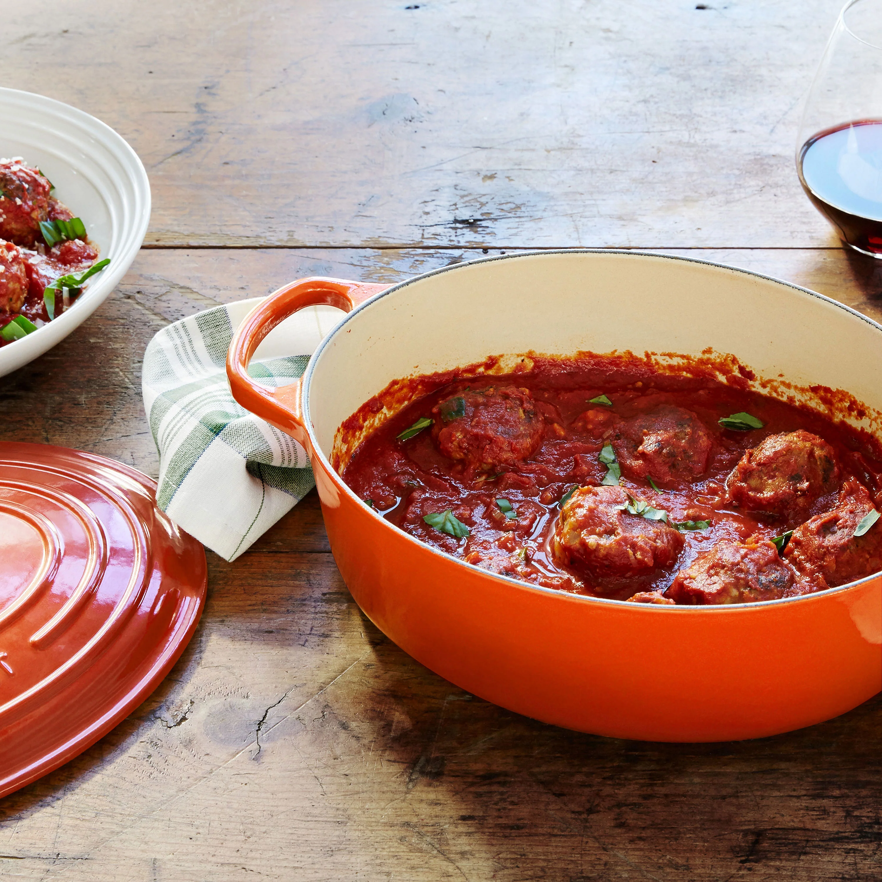 Le Creuset Signature Cast Iron 9.5-quart Flame Oval Dutch Oven - Image 3