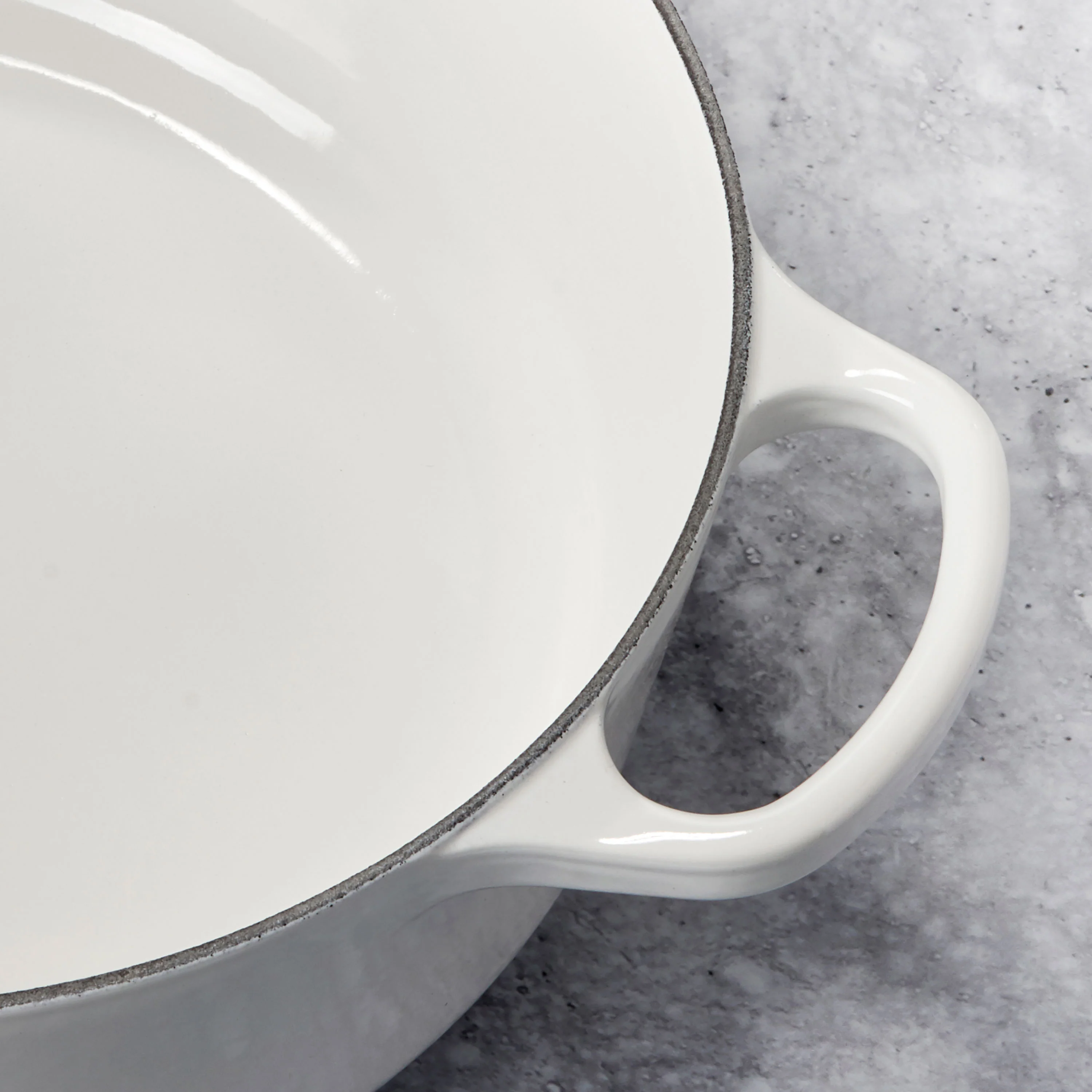 Le Creuset Signature Cast Iron 2.75-quart White Oval Dutch Oven - Image 5