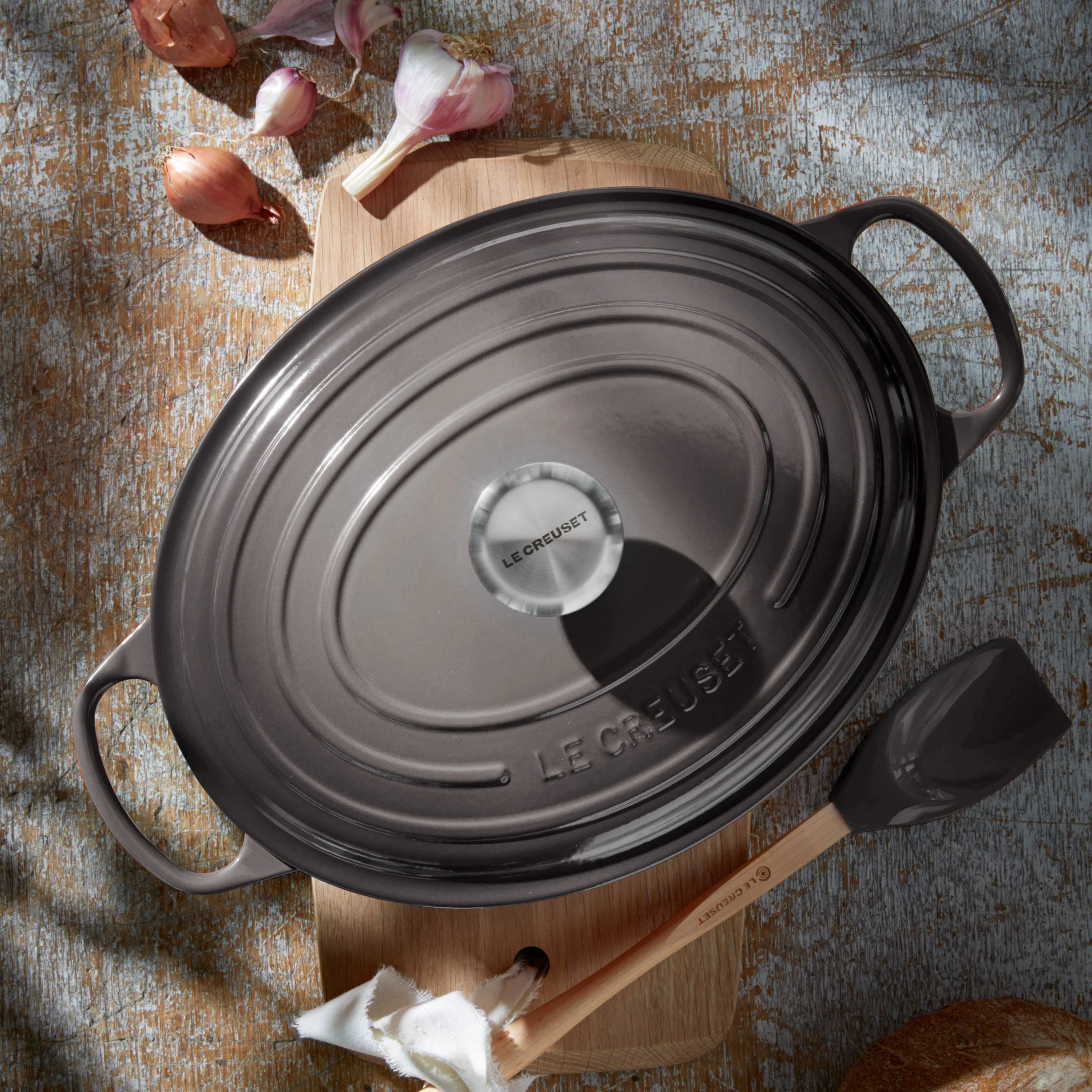 Le Creuset Signature Cast Iron 6.75-quart Oyster Oval Dutch Oven - Image 3