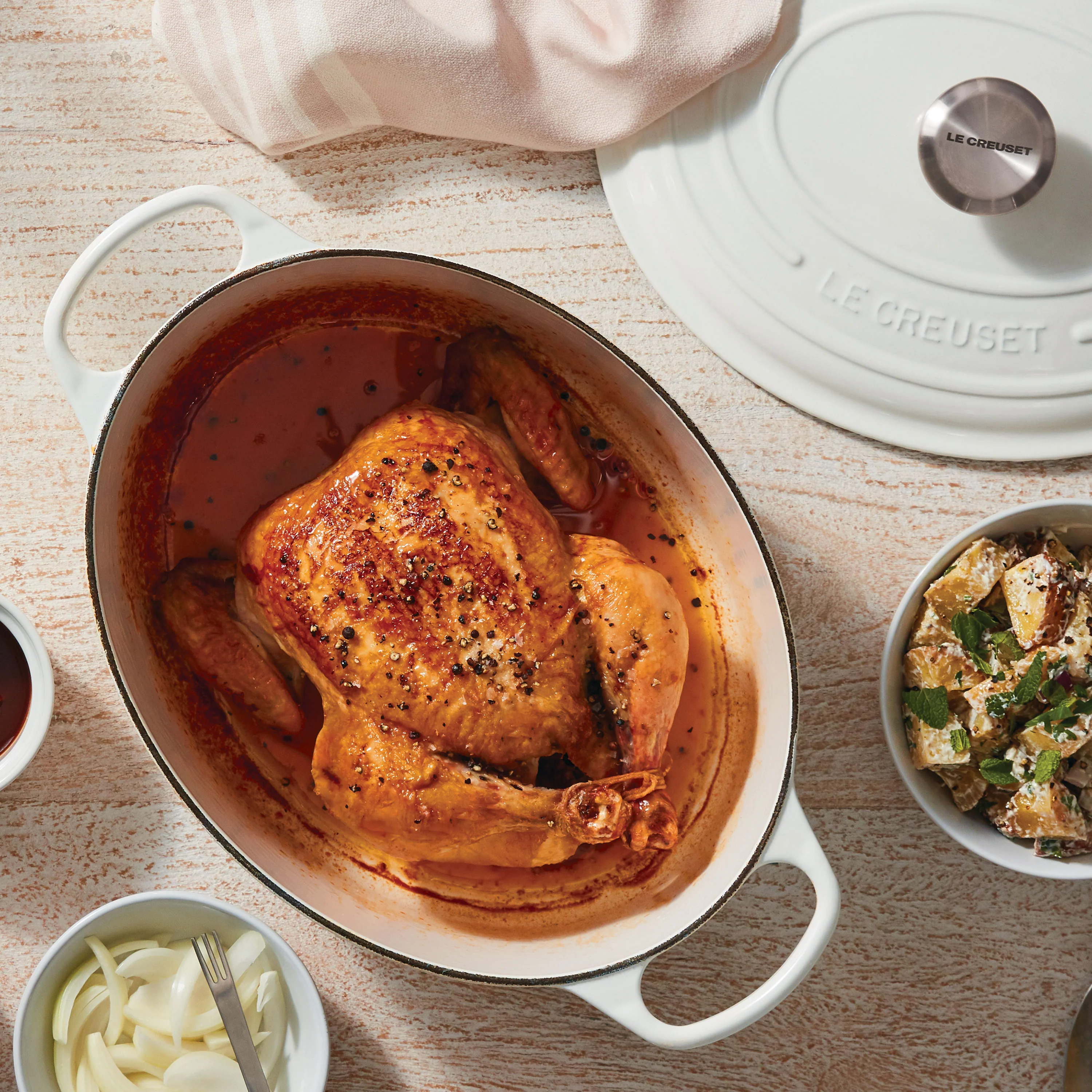 Le Creuset Signature Cast Iron 9.5-quart White Oval Dutch Oven - Image 7