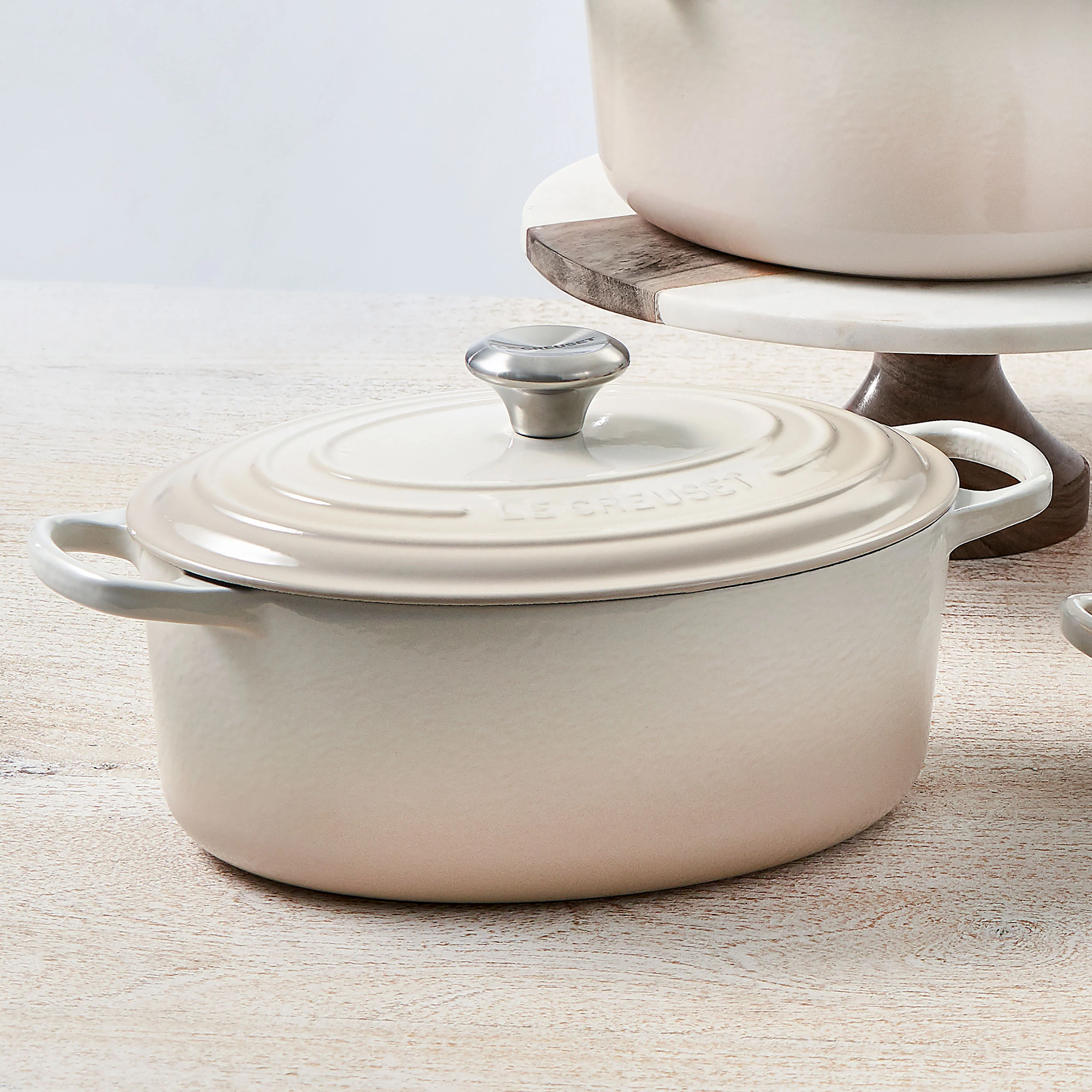 Le Creuset Signature Cast Iron 6.75-quart Meringue Oval Dutch Oven - Image 2