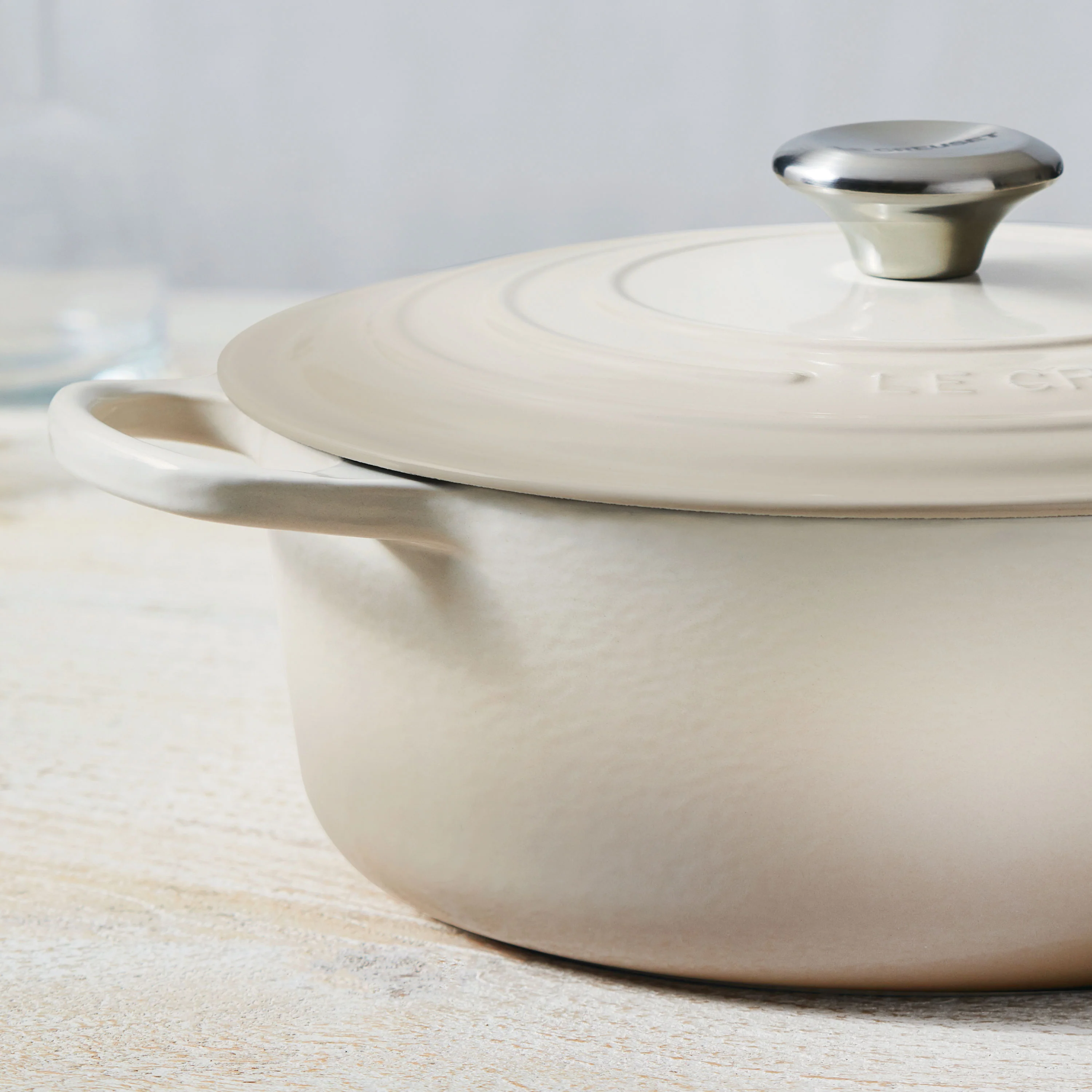 Le Creuset Signature Cast Iron 6.75-quart Meringue Oval Dutch Oven - Image 5