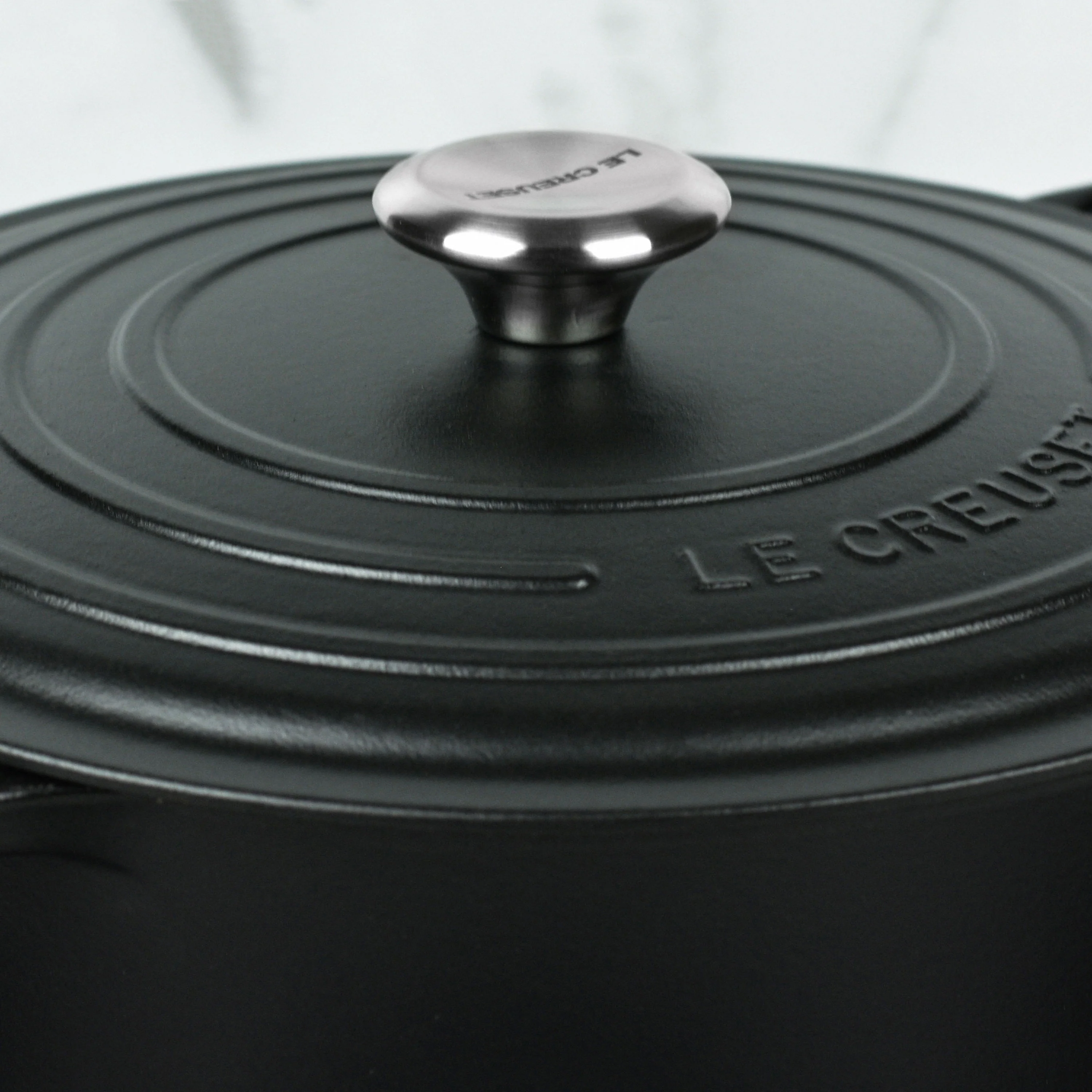 Le Creuset Signature Cast Iron 6.75-quart Licorice Oval Dutch Oven - Image 6
