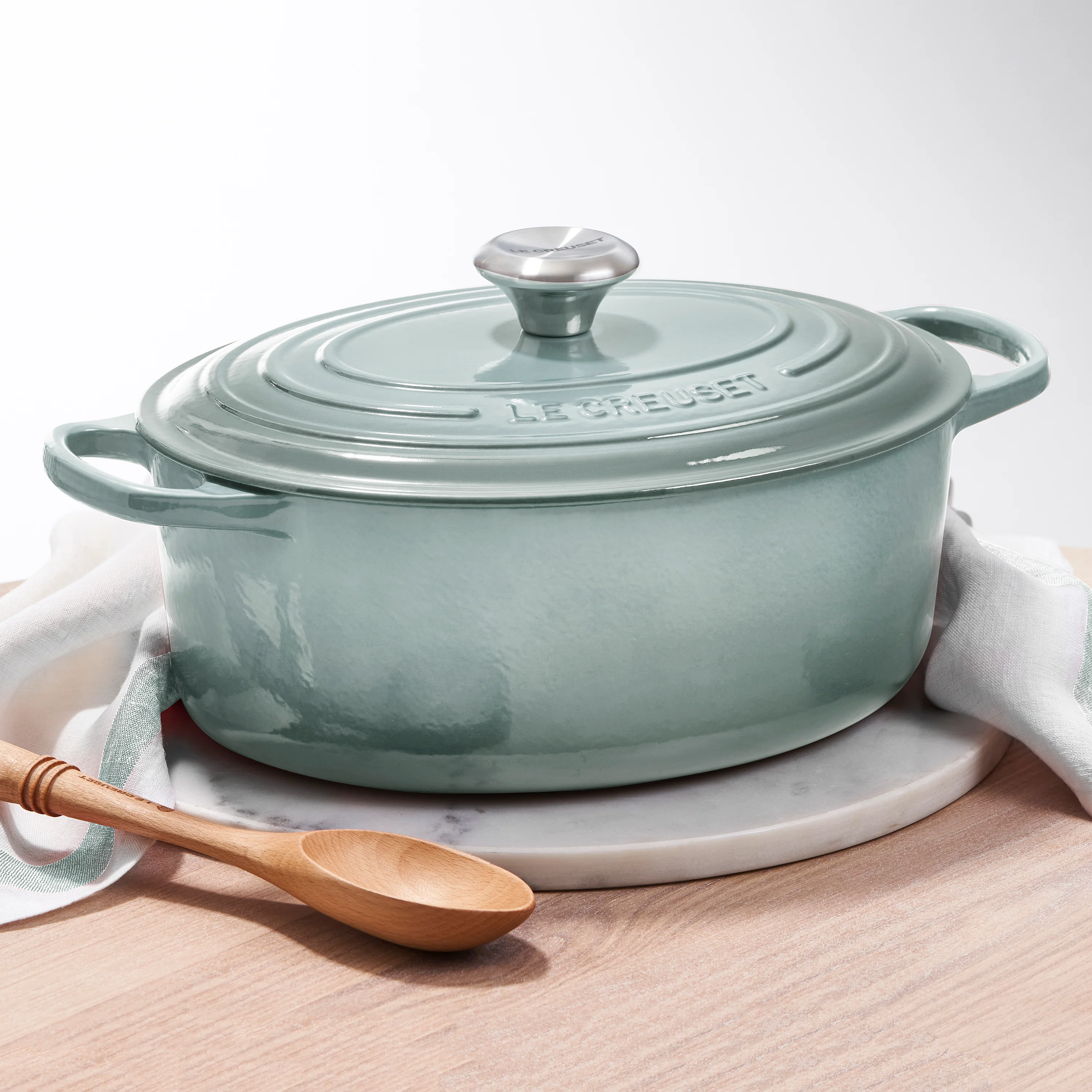 Le Creuset Signature Cast Iron 6.75-quart Sea Salt Oval Dutch Oven - Image 3