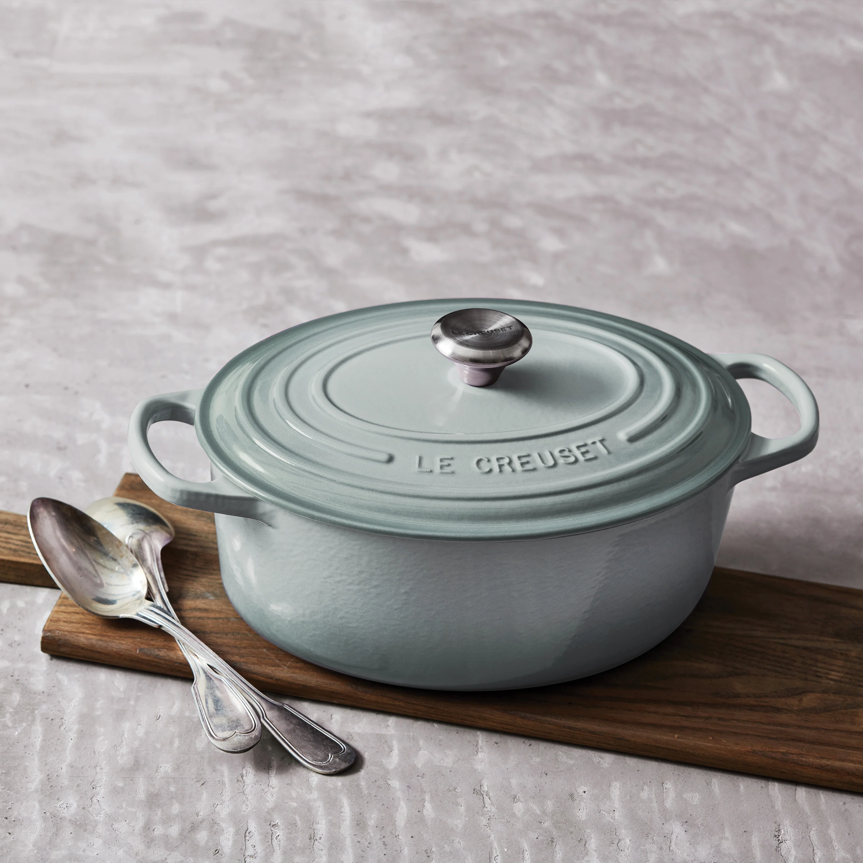 Le Creuset Signature Cast Iron 6.75-quart Sea Salt Oval Dutch Oven - Image 7