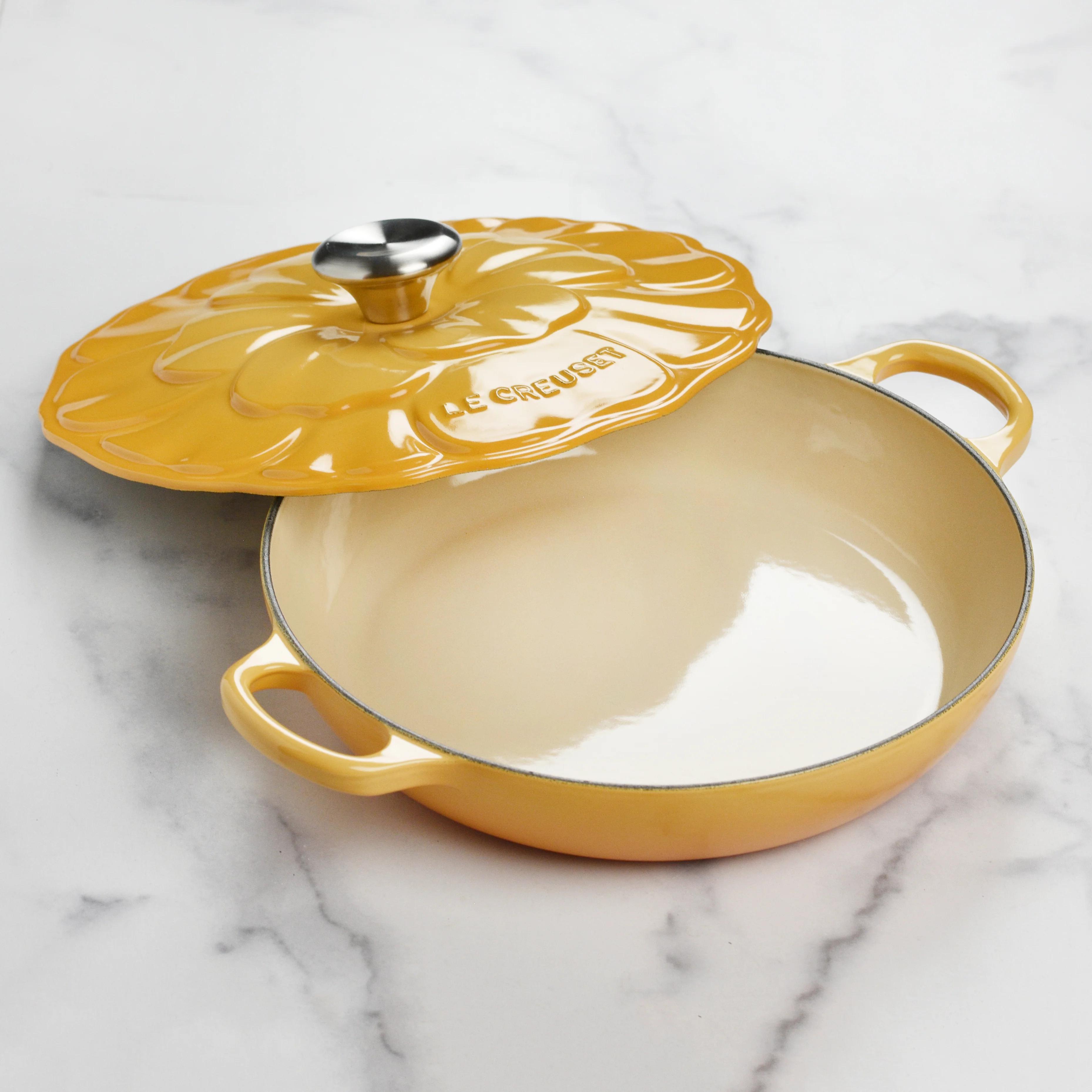 Le Creuset Signature Cast Iron 2.25-quart Honey Petal Braiser - Image 4
