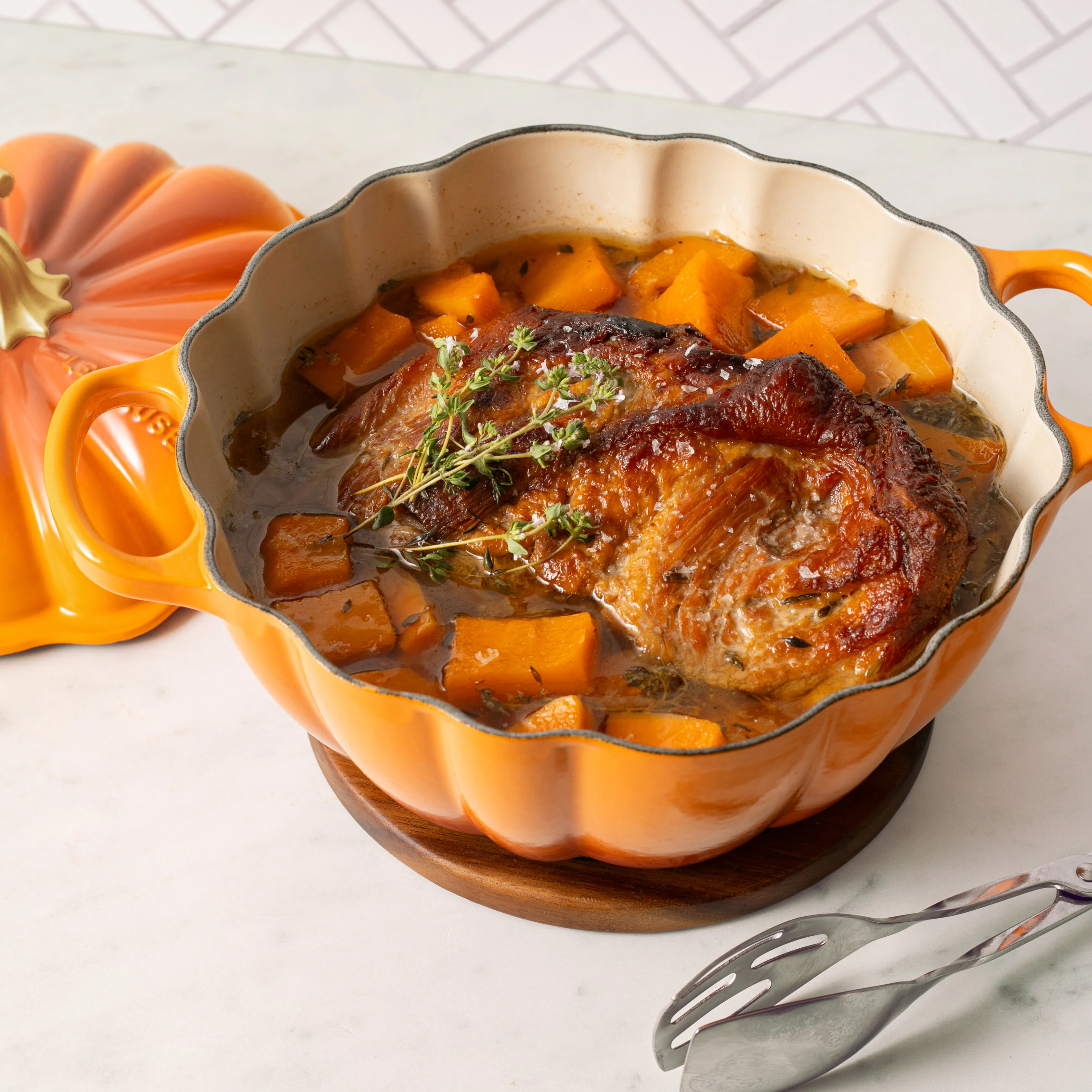 Le Creuset Signature Cast Iron 4-quart Persimmon Pumpkin Cocotte - Image 2