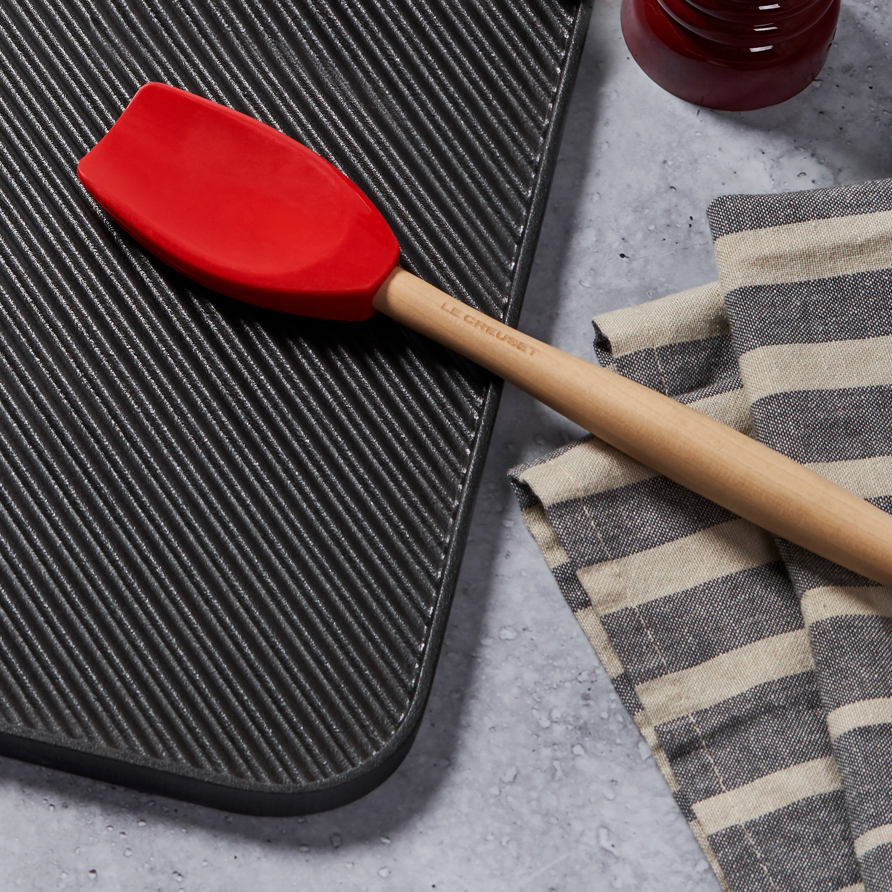Le Creuset Cast Iron 18.5" x 10" Giant Reversible Grill Pan/Griddle - Image 5