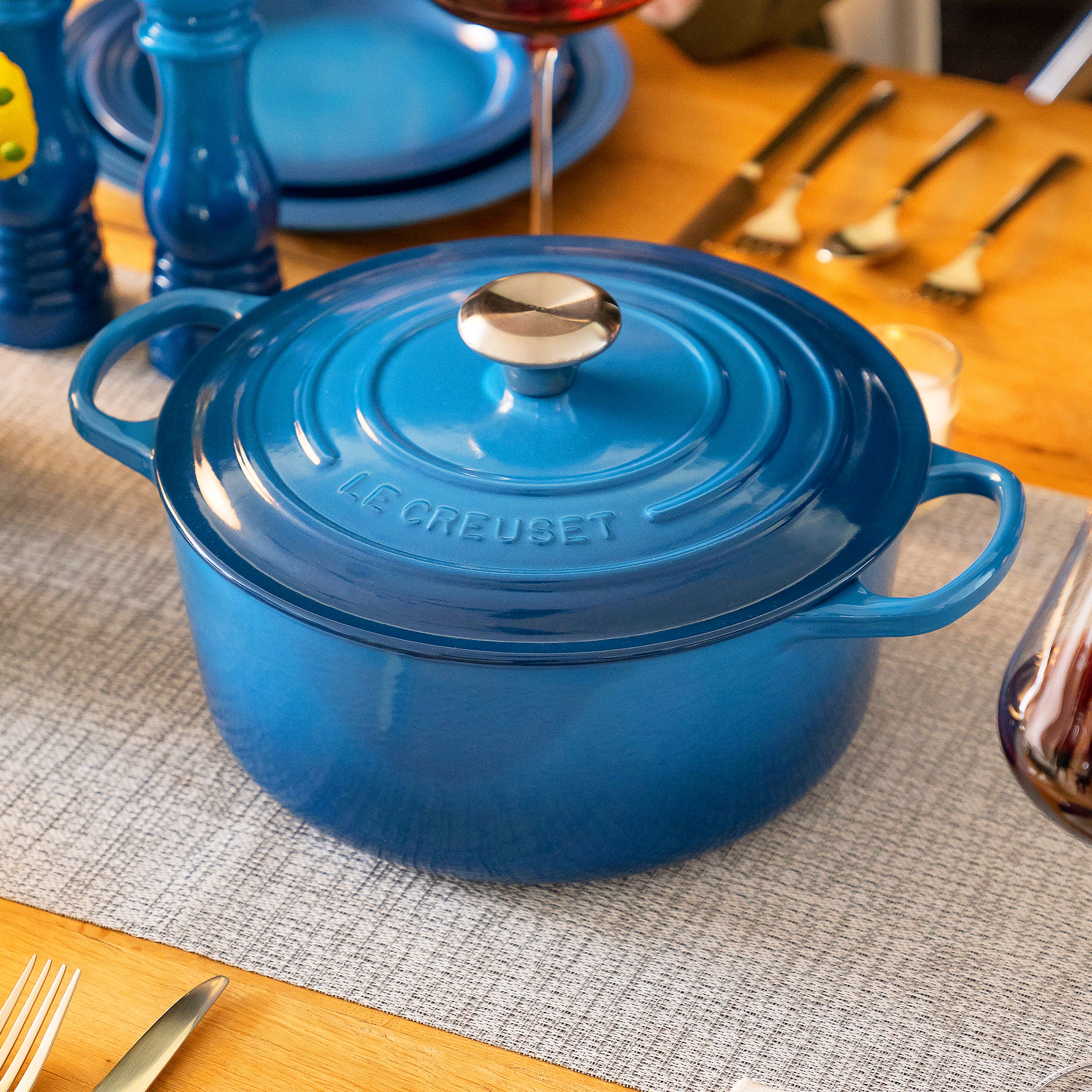 Le Creuset Signature Cast Iron 4.5-quart Marseille Round Dutch Oven - Image 2