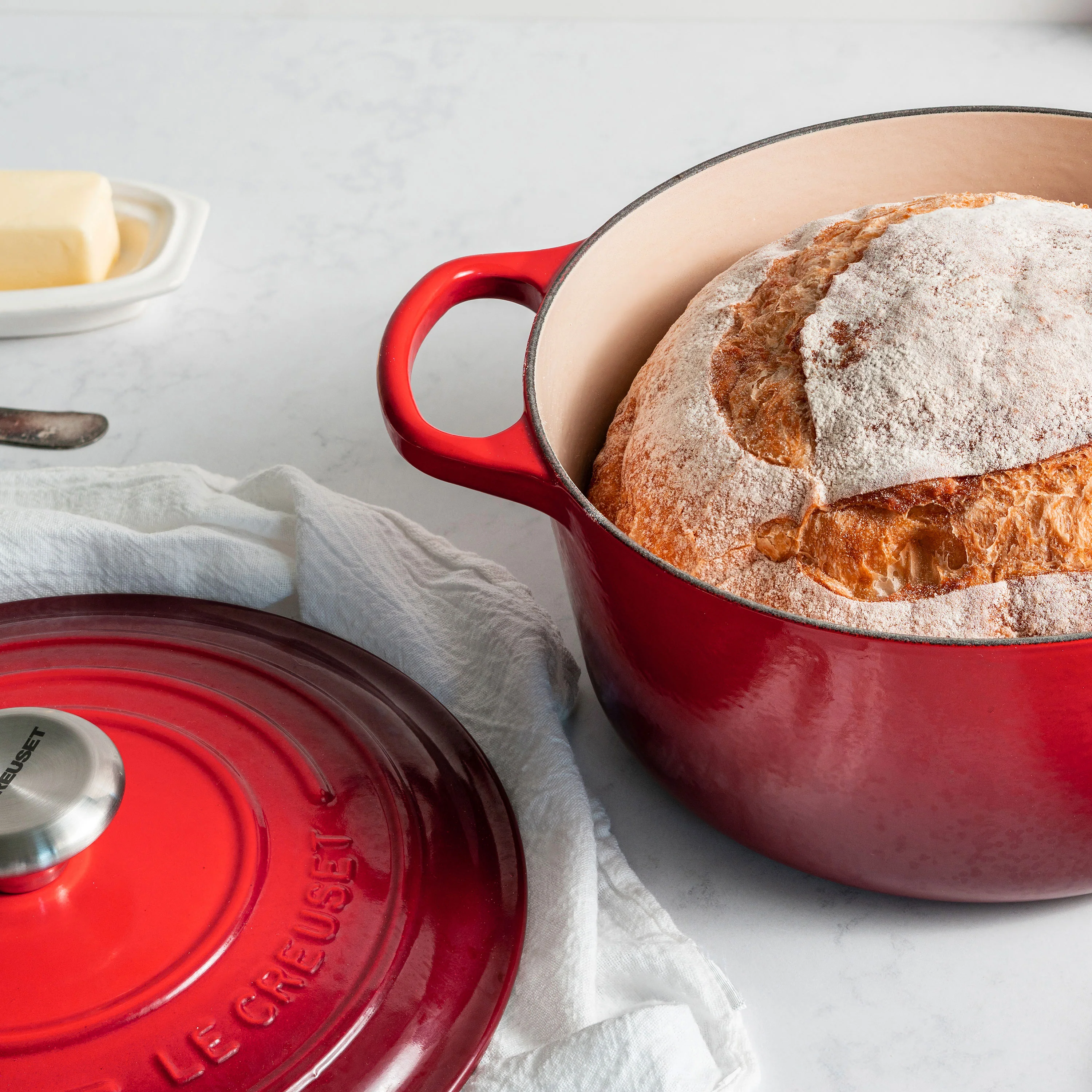 Le Creuset Signature Cast Iron 4.5-quart Cerise Round Dutch Oven - Image 5