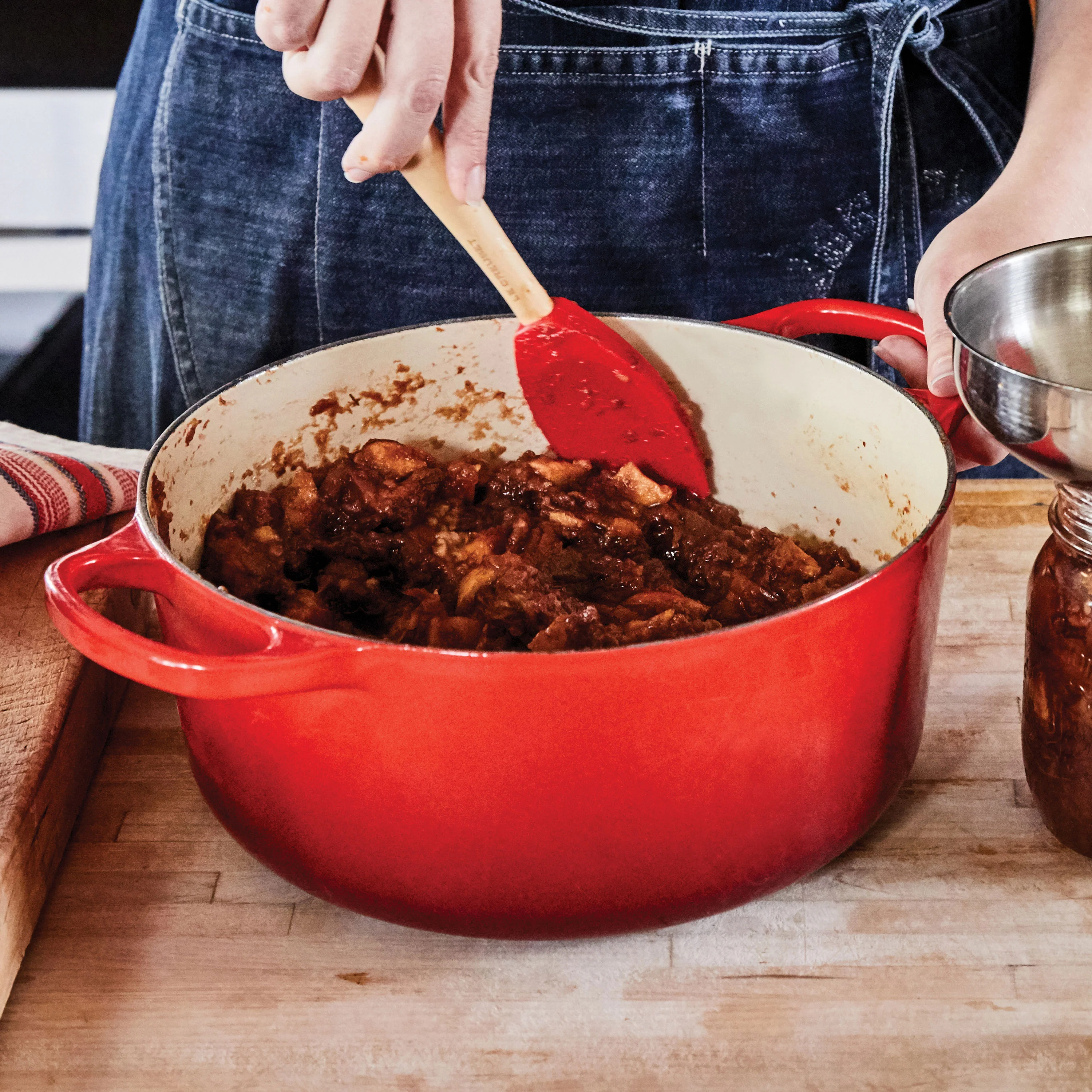 Le Creuset Signature Cast Iron 5.5-quart Cerise Round Dutch Oven - Image 4