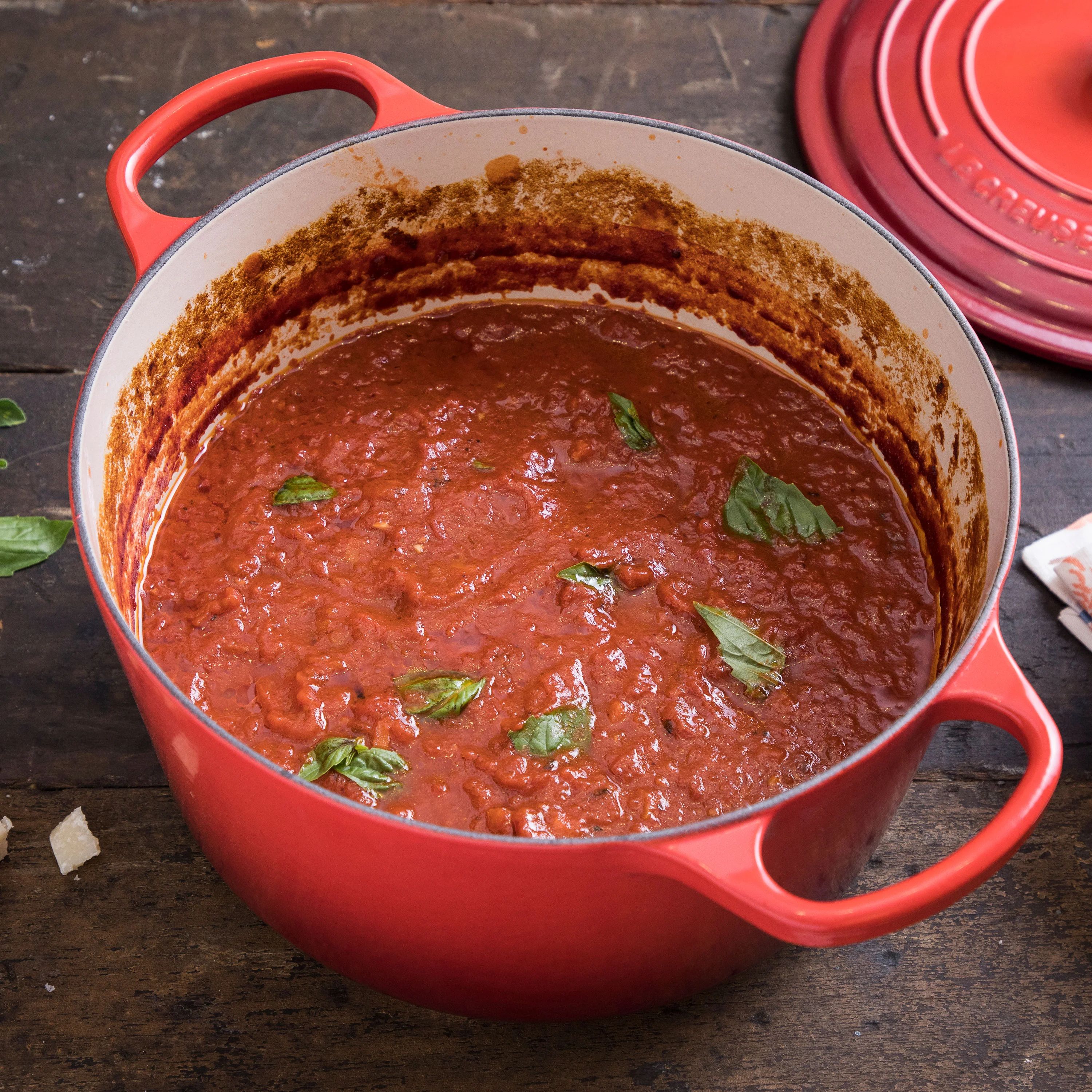Le Creuset Signature Cast Iron 5.5-quart Cerise Round Dutch Oven - Image 7