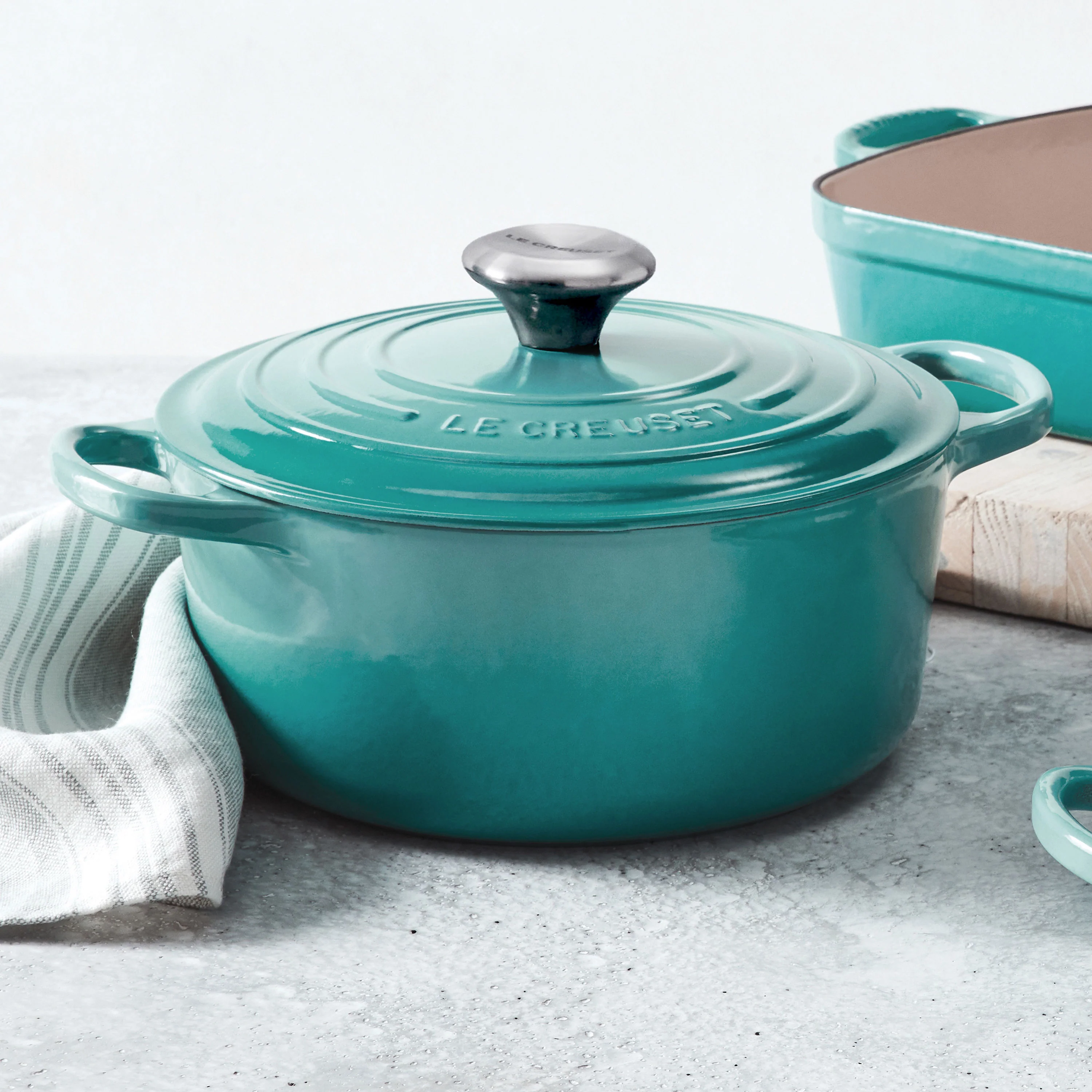 Le Creuset Signature Cast Iron 7.25-quart Caribbean Round Dutch Oven - Image 3