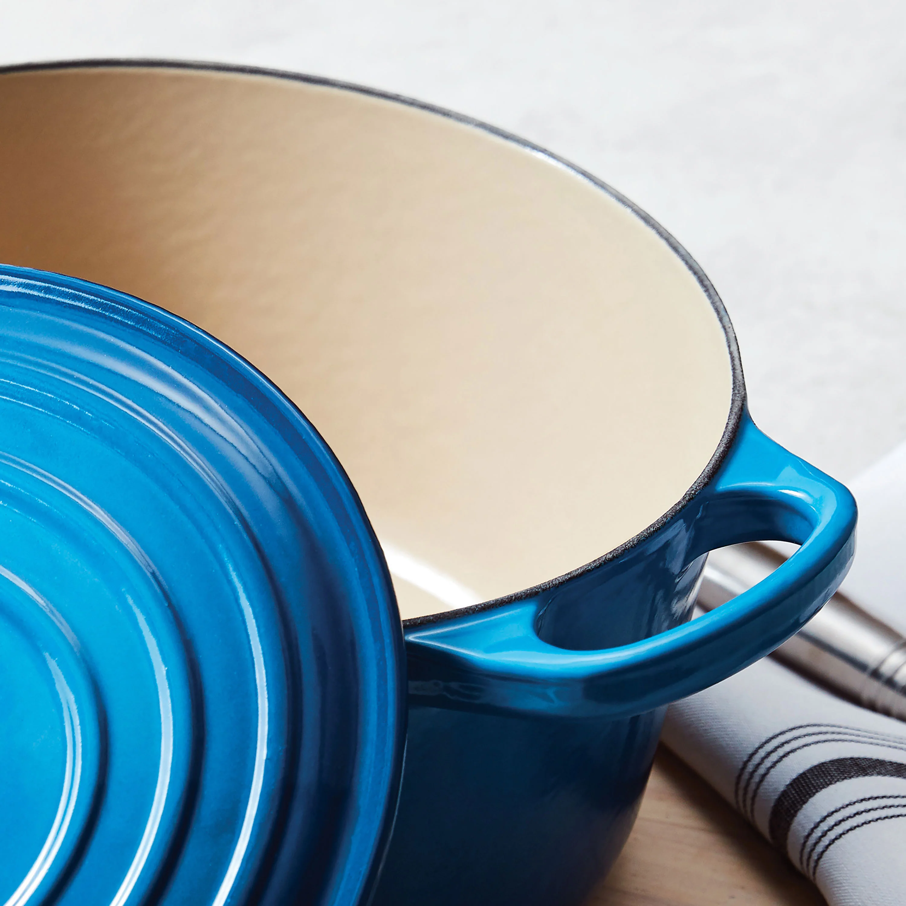 Le Creuset Signature Cast Iron 7.25-quart Marseille Round Dutch Oven - Image 5