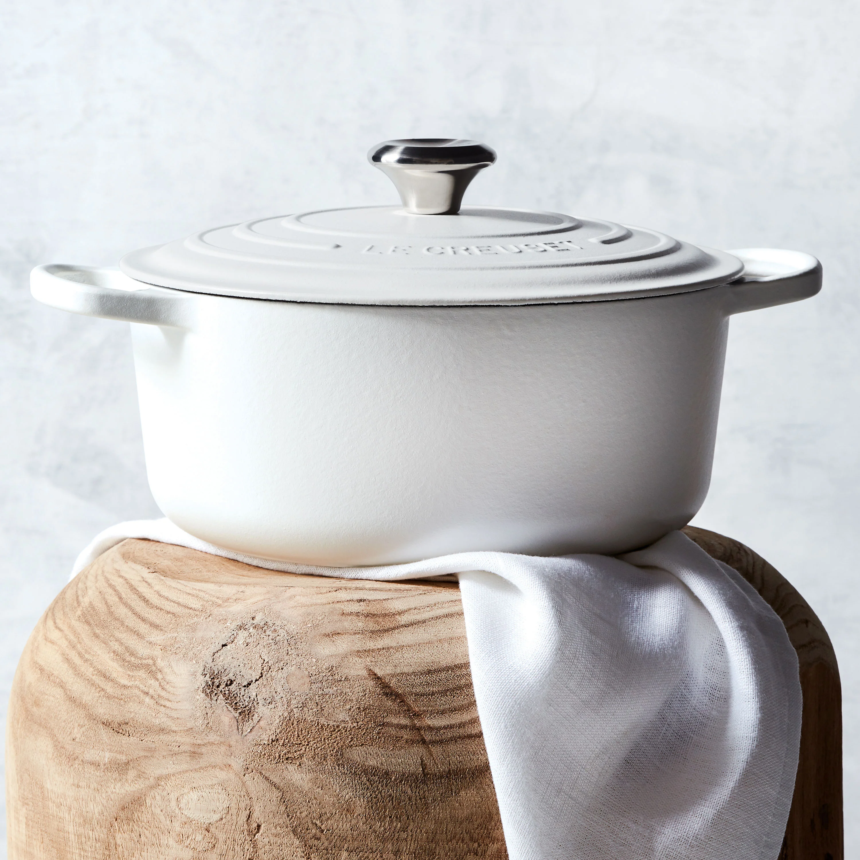 Le Creuset Signature Cast Iron 7.25-quart White Round Dutch Oven - Image 2