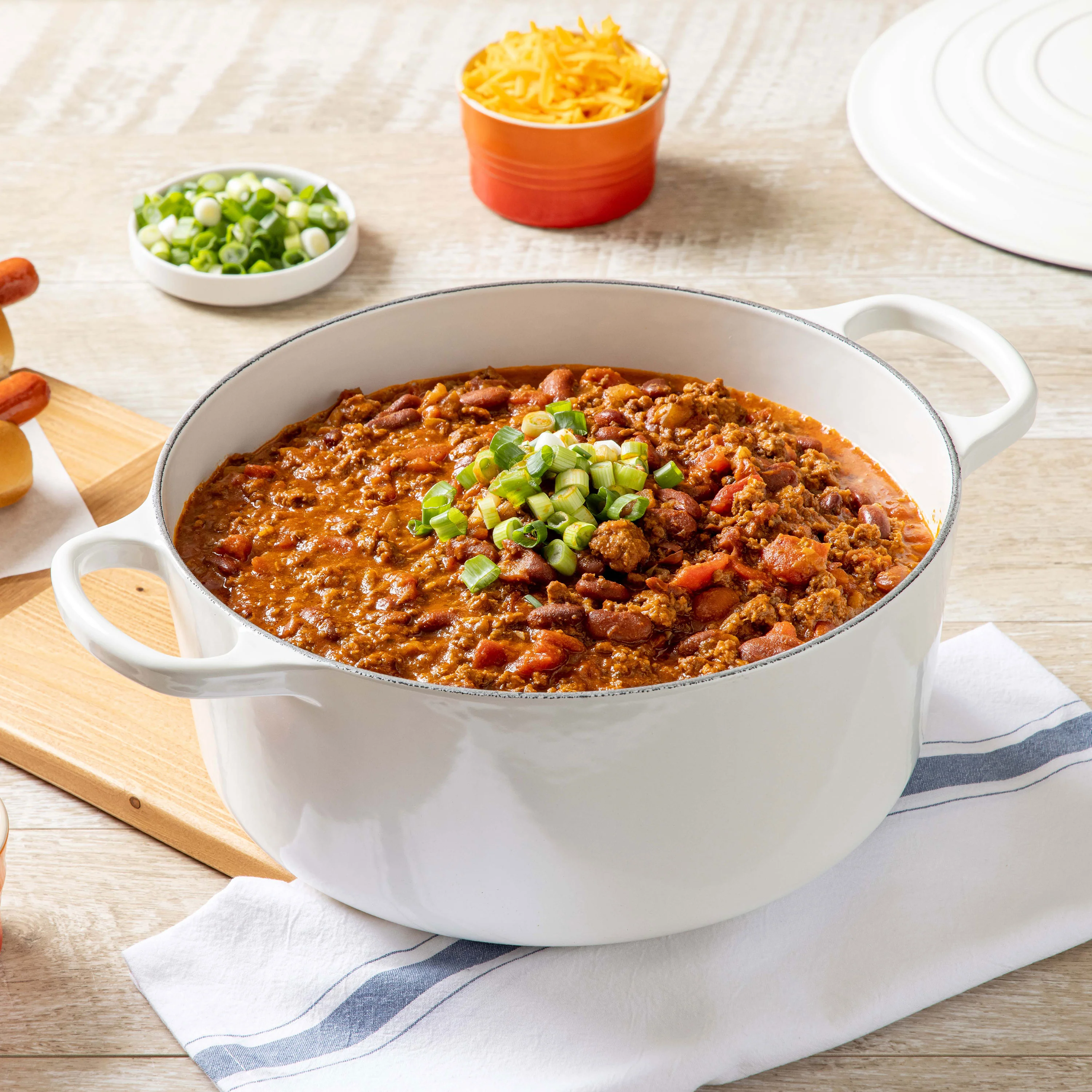 Le Creuset Signature Cast Iron 9-quart White Round Dutch Oven - Image 2