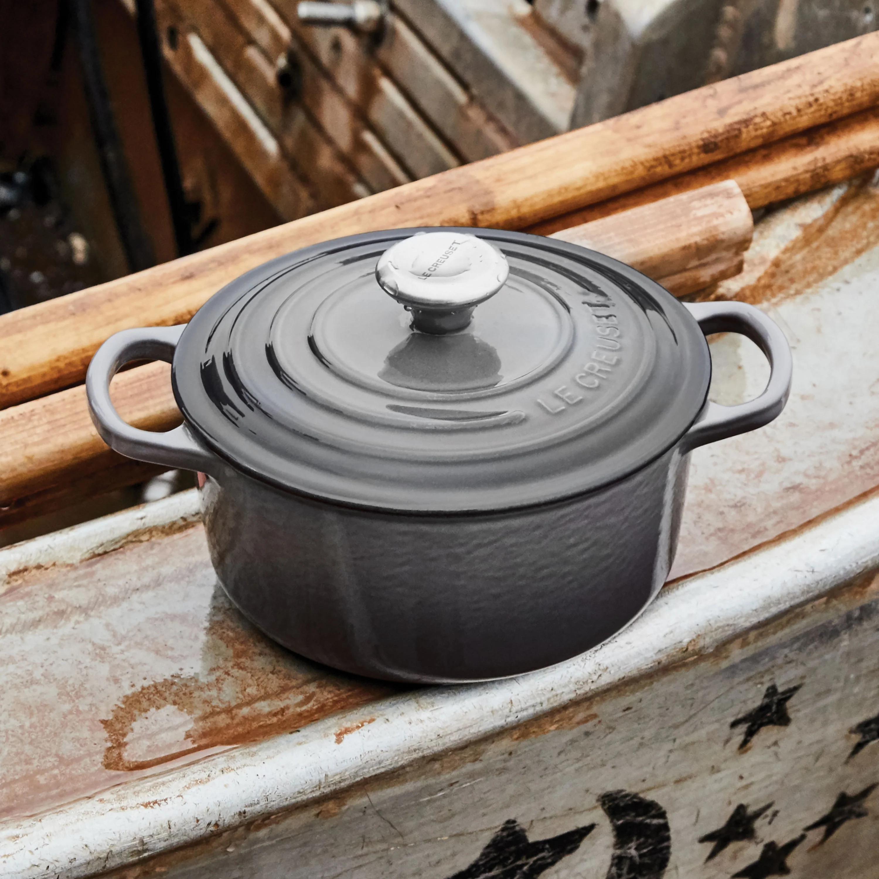 Le Creuset Signature Cast Iron 4.5-quart Oyster Round Dutch Oven - Image 2