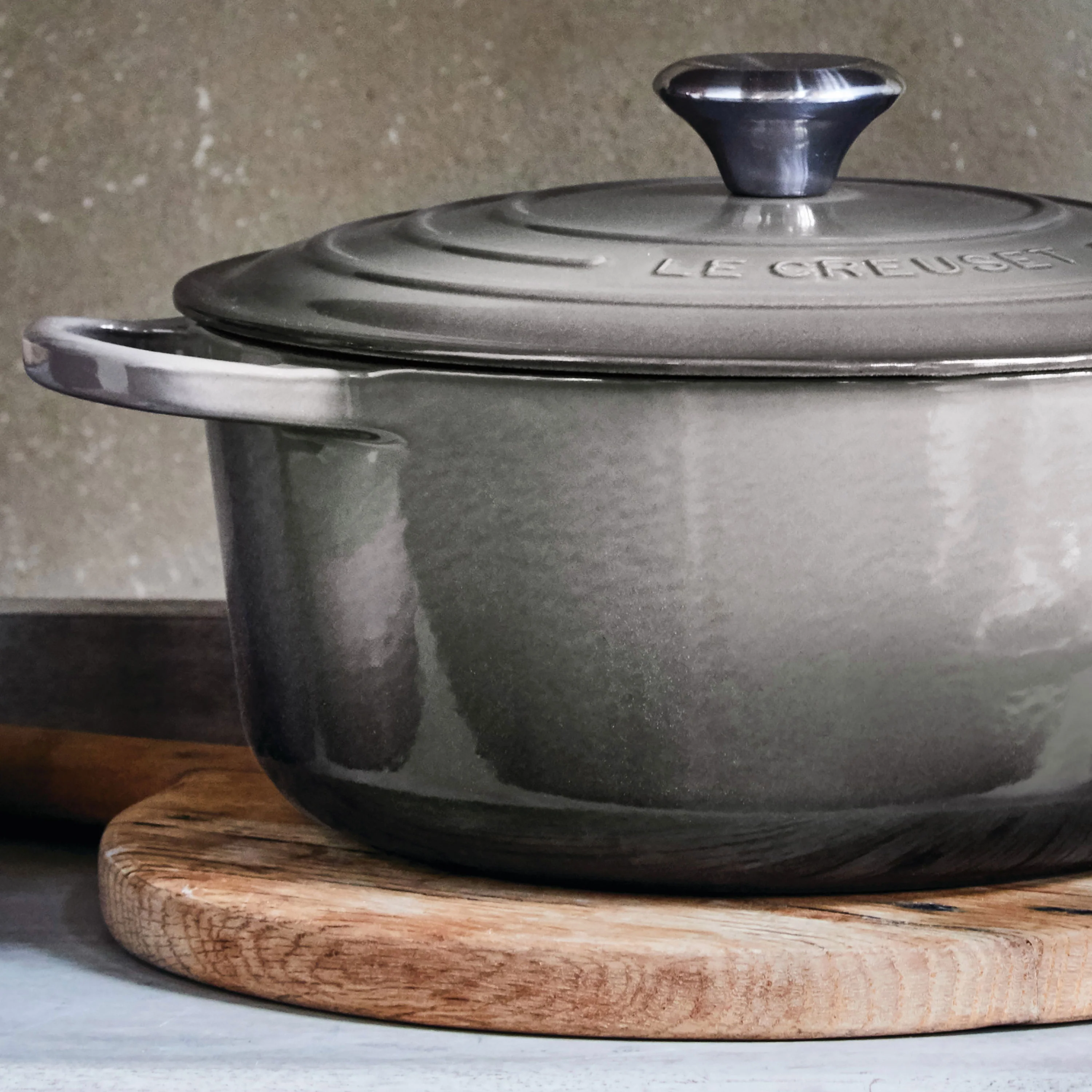 Le Creuset Signature Cast Iron 4.5-quart Oyster Round Dutch Oven - Image 5