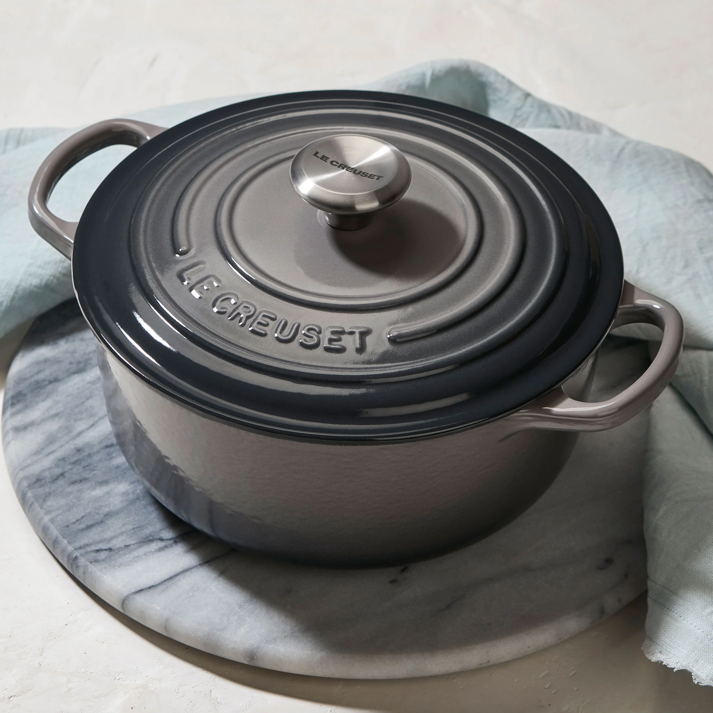 Le Creuset Signature Cast Iron 4.5-quart Oyster Round Dutch Oven - Image 7