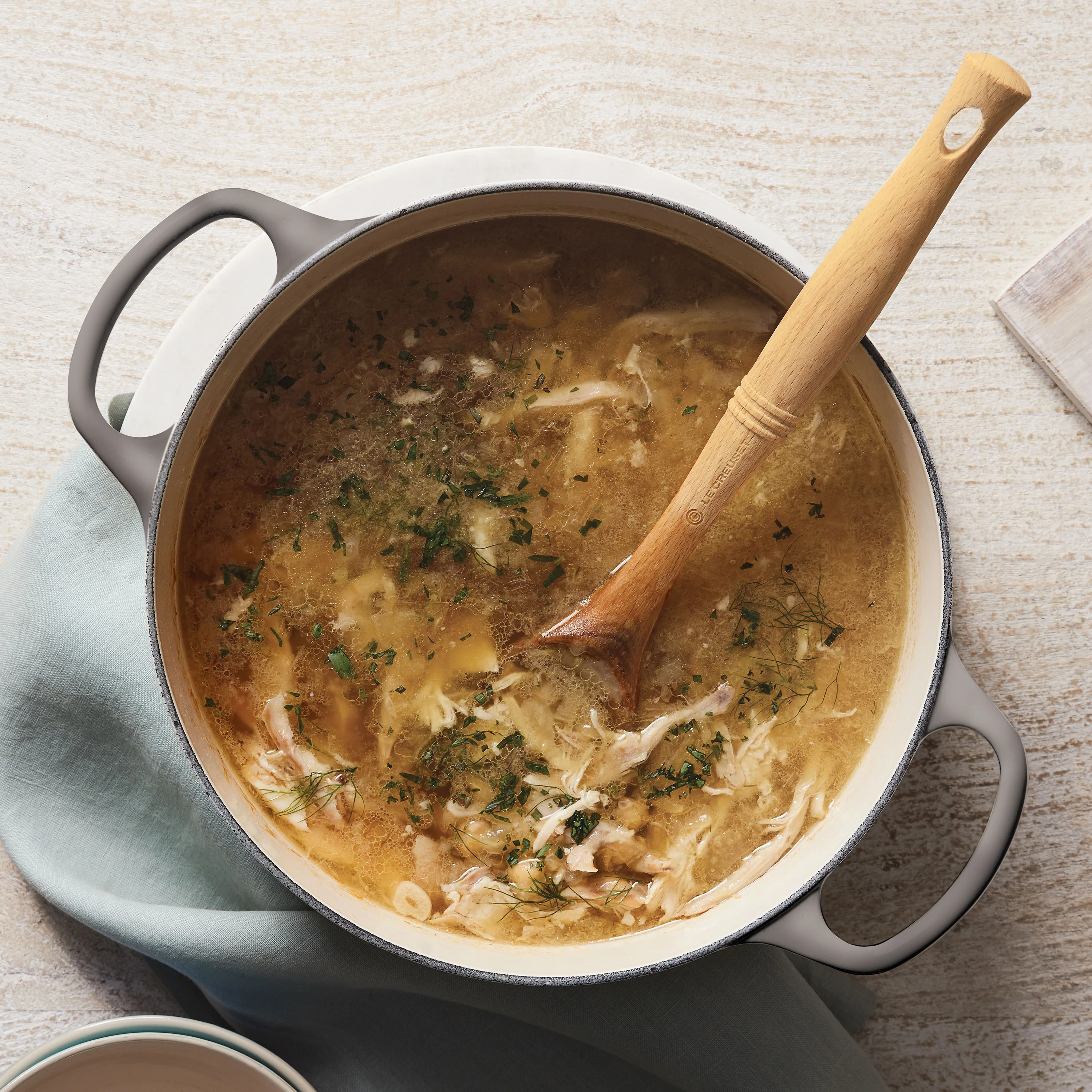 Le Creuset Signature Cast Iron 9-quart Oyster Round Dutch Oven - Image 4