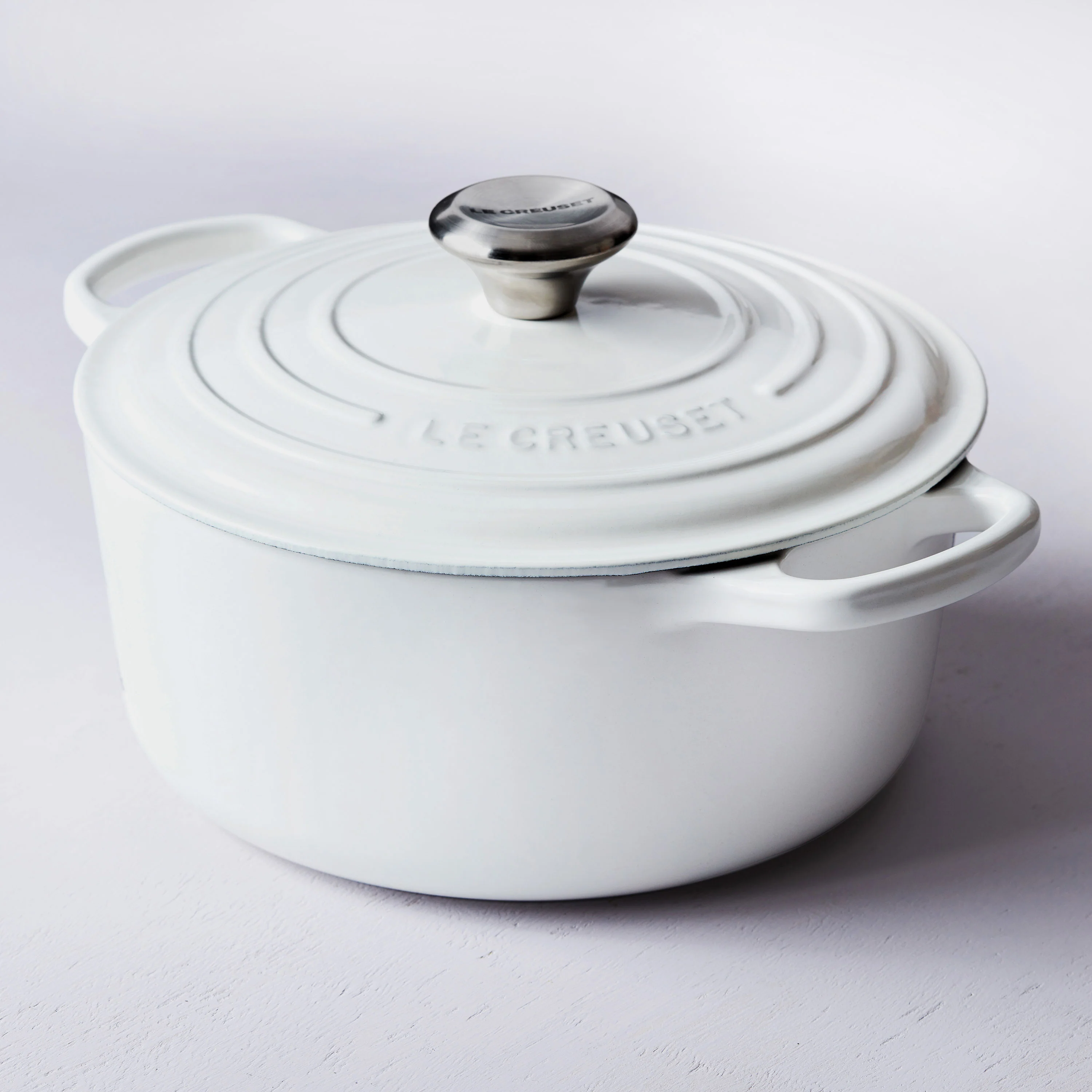Le Creuset Signature Cast Iron 4.5-quart White Round Dutch Oven - Image 5