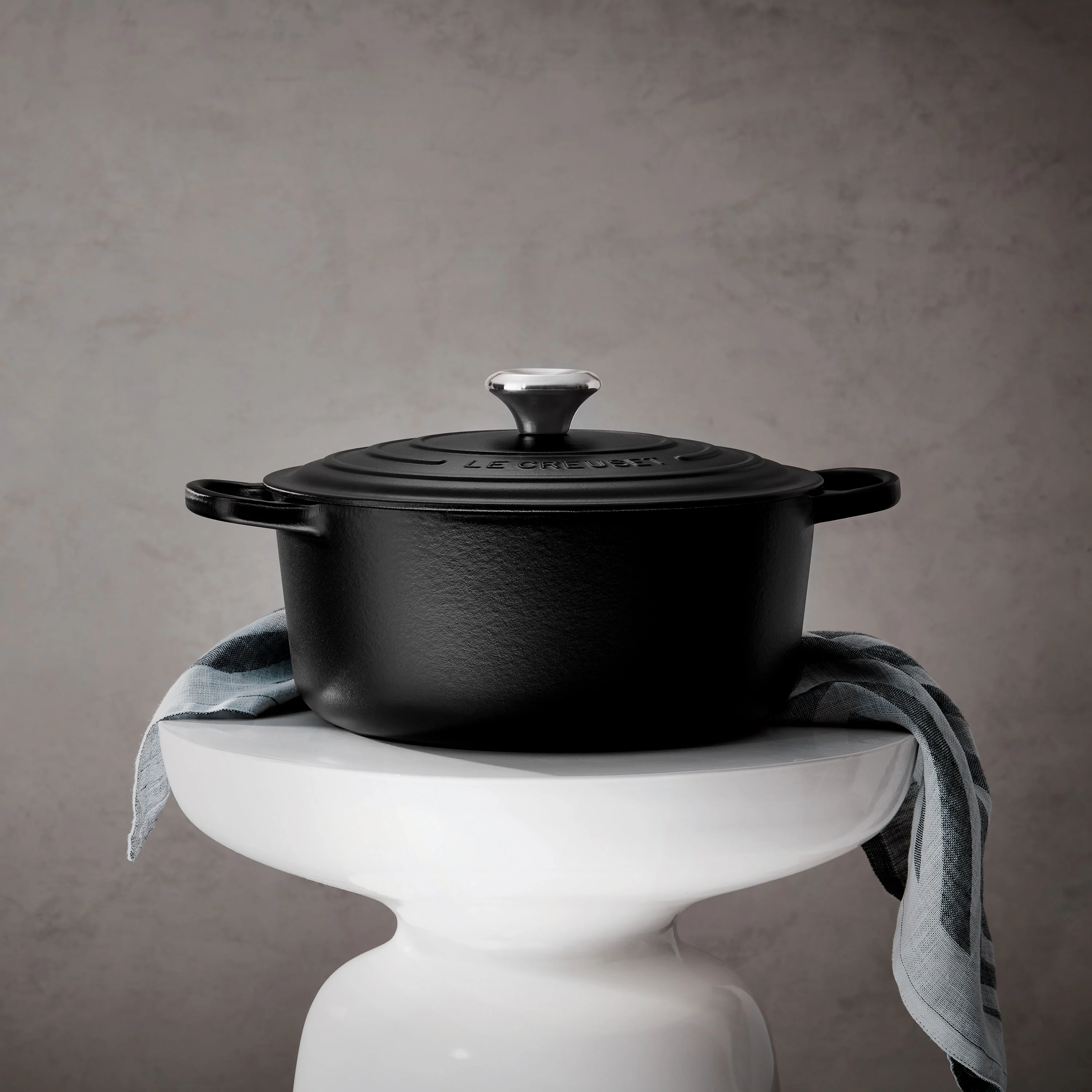 Le Creuset Signature Cast Iron 5.5-quart Licorice Round Dutch Oven - Image 7