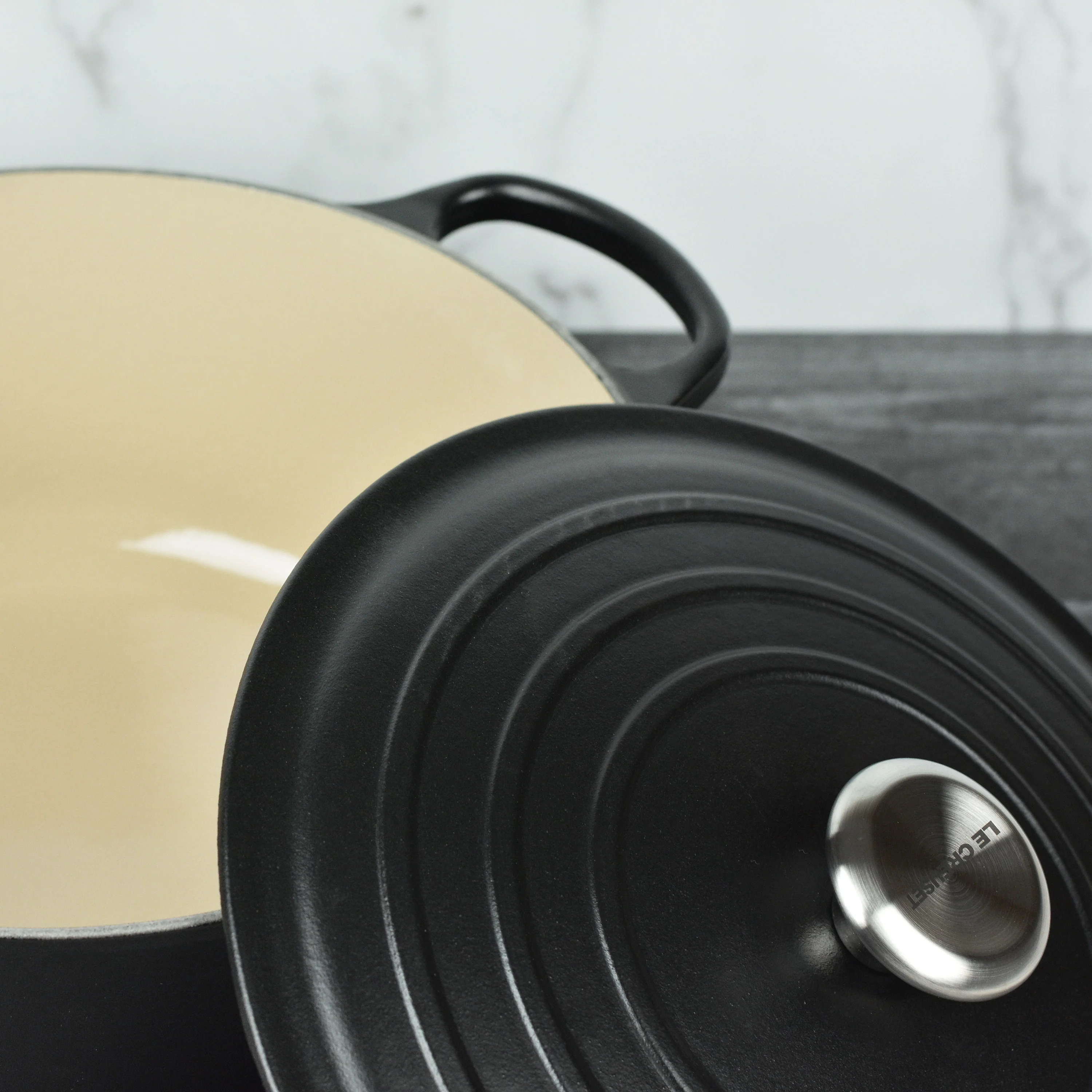 Le Creuset Signature Cast Iron 7.25-quart Licorice Round Dutch Oven - Image 3