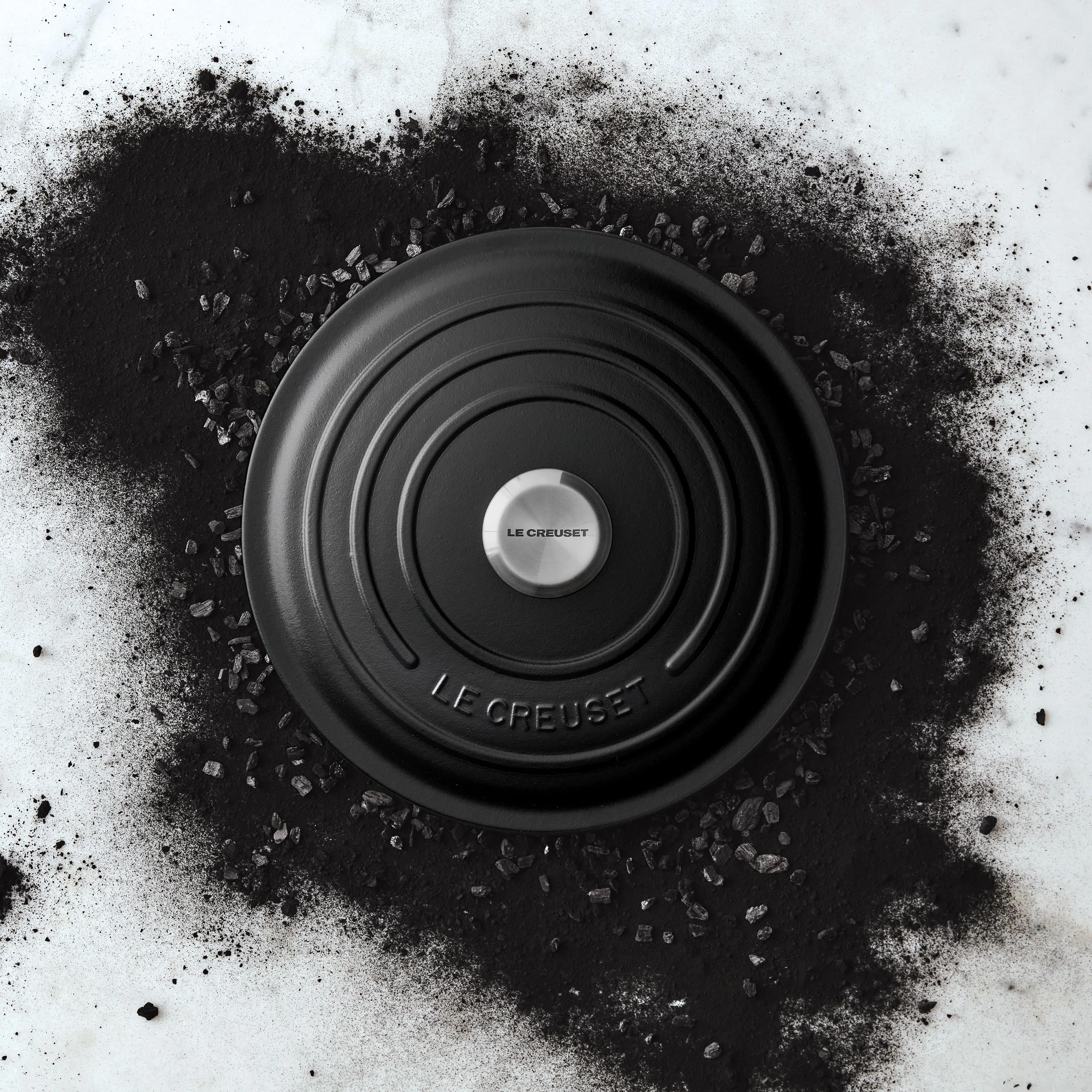 Le Creuset Signature Cast Iron 7.25-quart Licorice Round Dutch Oven - Image 5