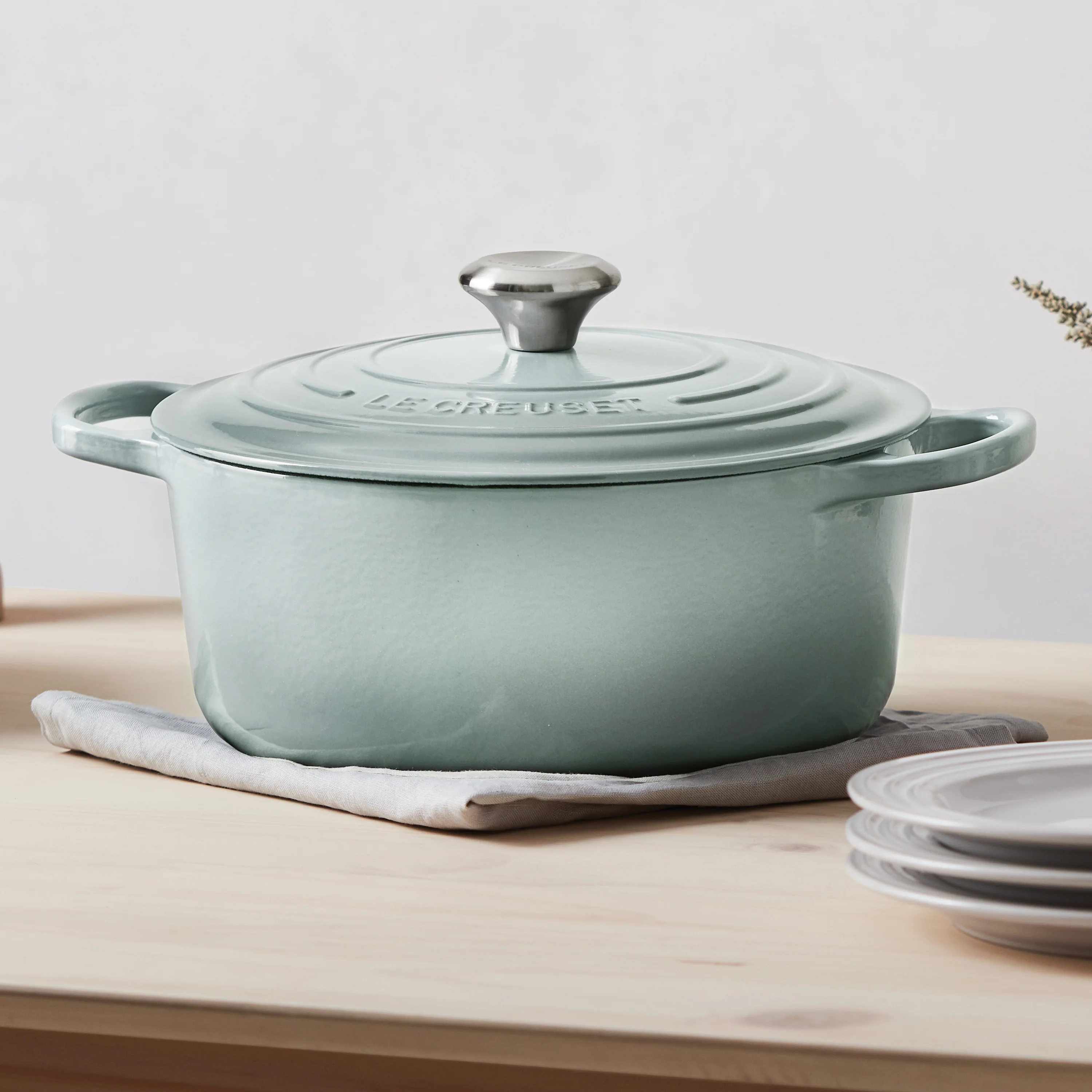 Le Creuset Signature Cast Iron 4.5-quart Sea Salt Round Dutch Oven - Image 8