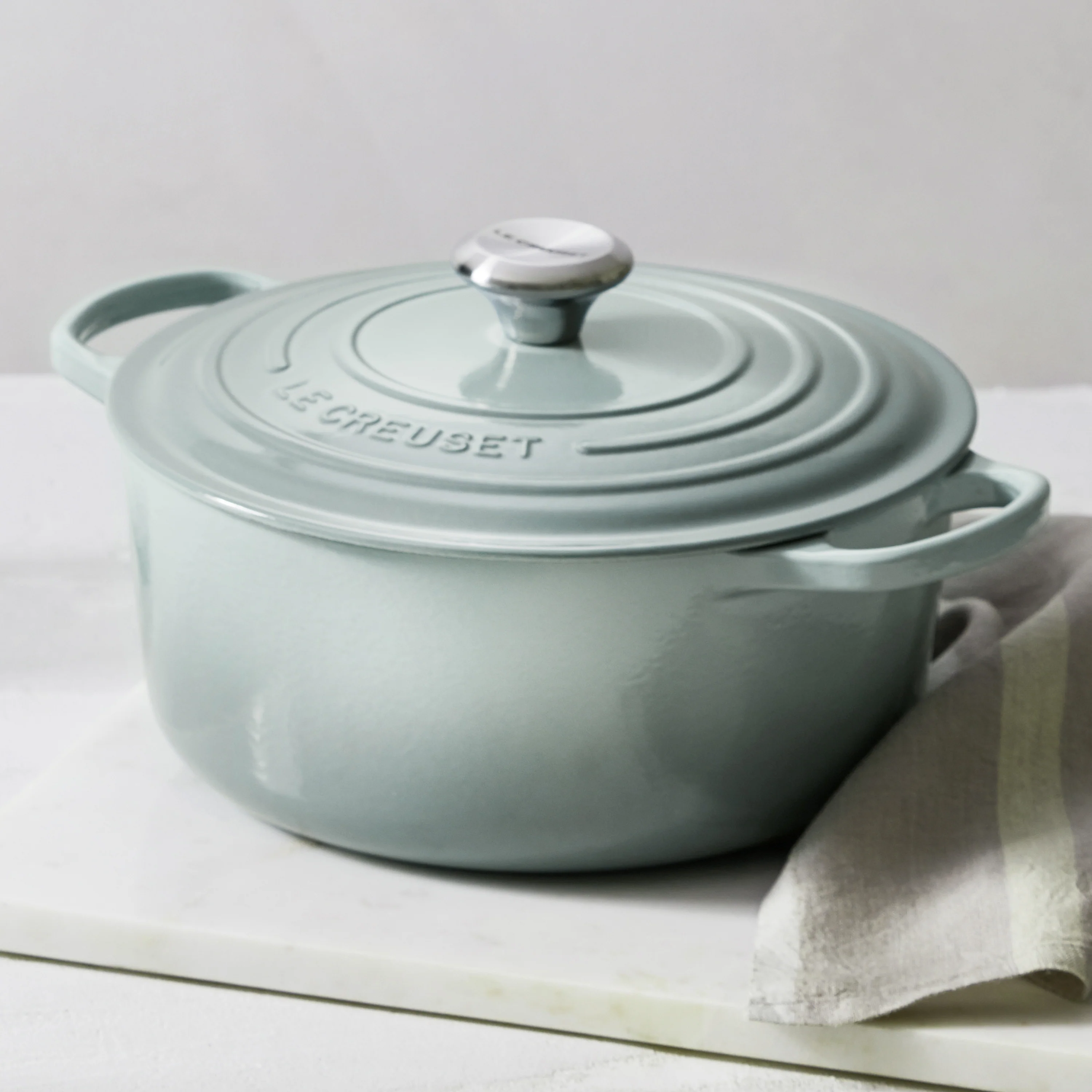 Le Creuset Signature Cast Iron 5.5-quart Sea Salt Round Dutch Oven - Image 5