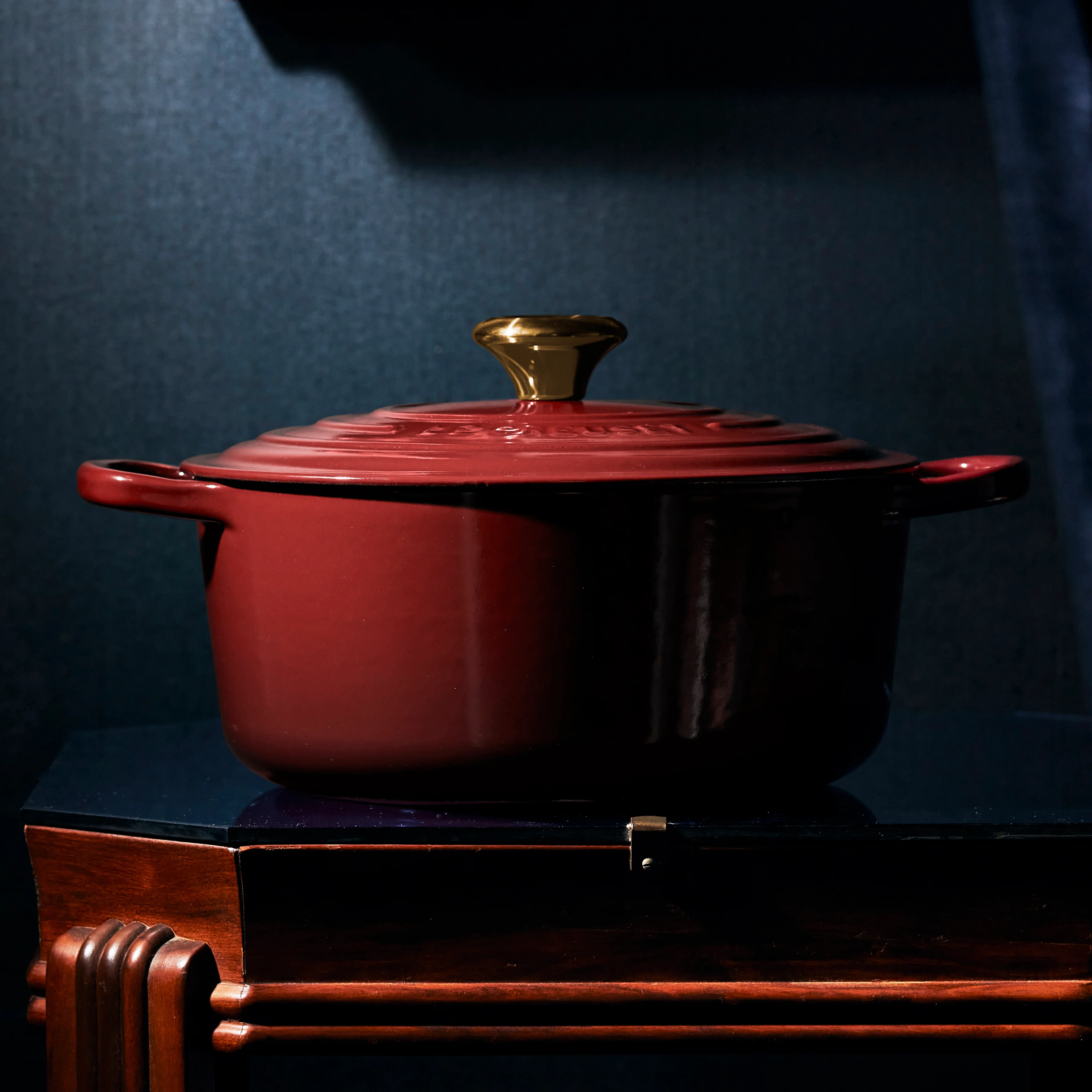 Le Creuset Signature Cast Iron 7.25-quart Rhone Round Dutch Oven - Image 5