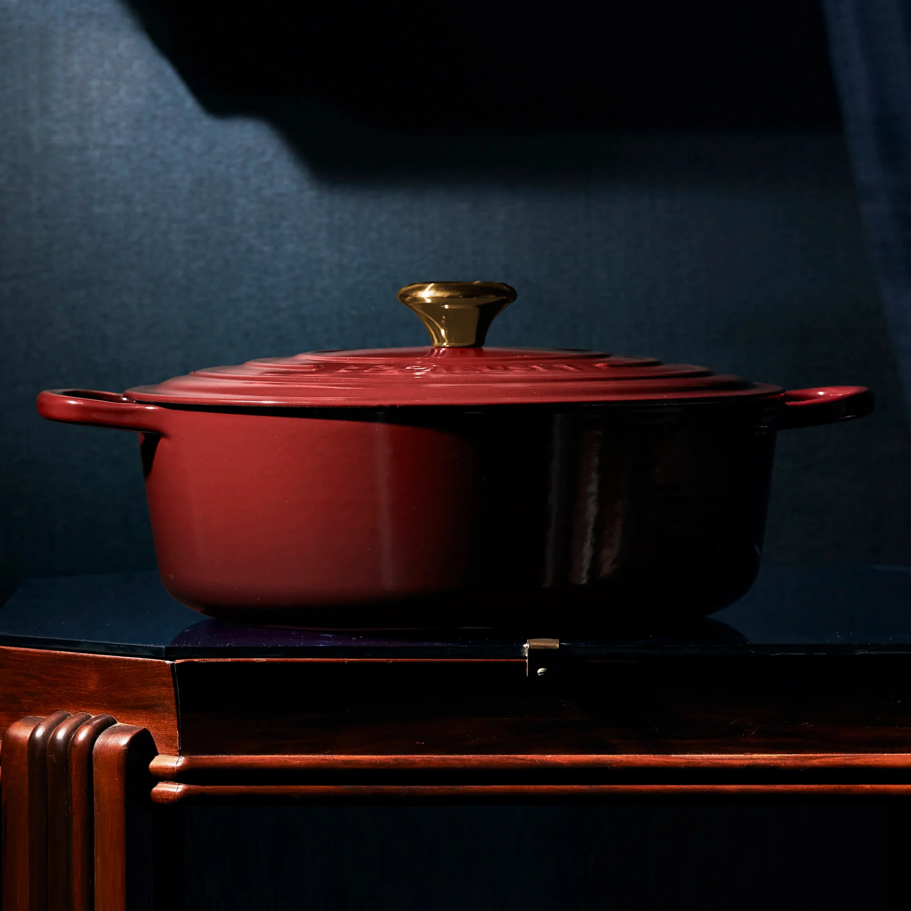 Le Creuset Signature Cast Iron 6.75-quart Rhone Round Wide Dutch Oven with Gold Knob - Image 4