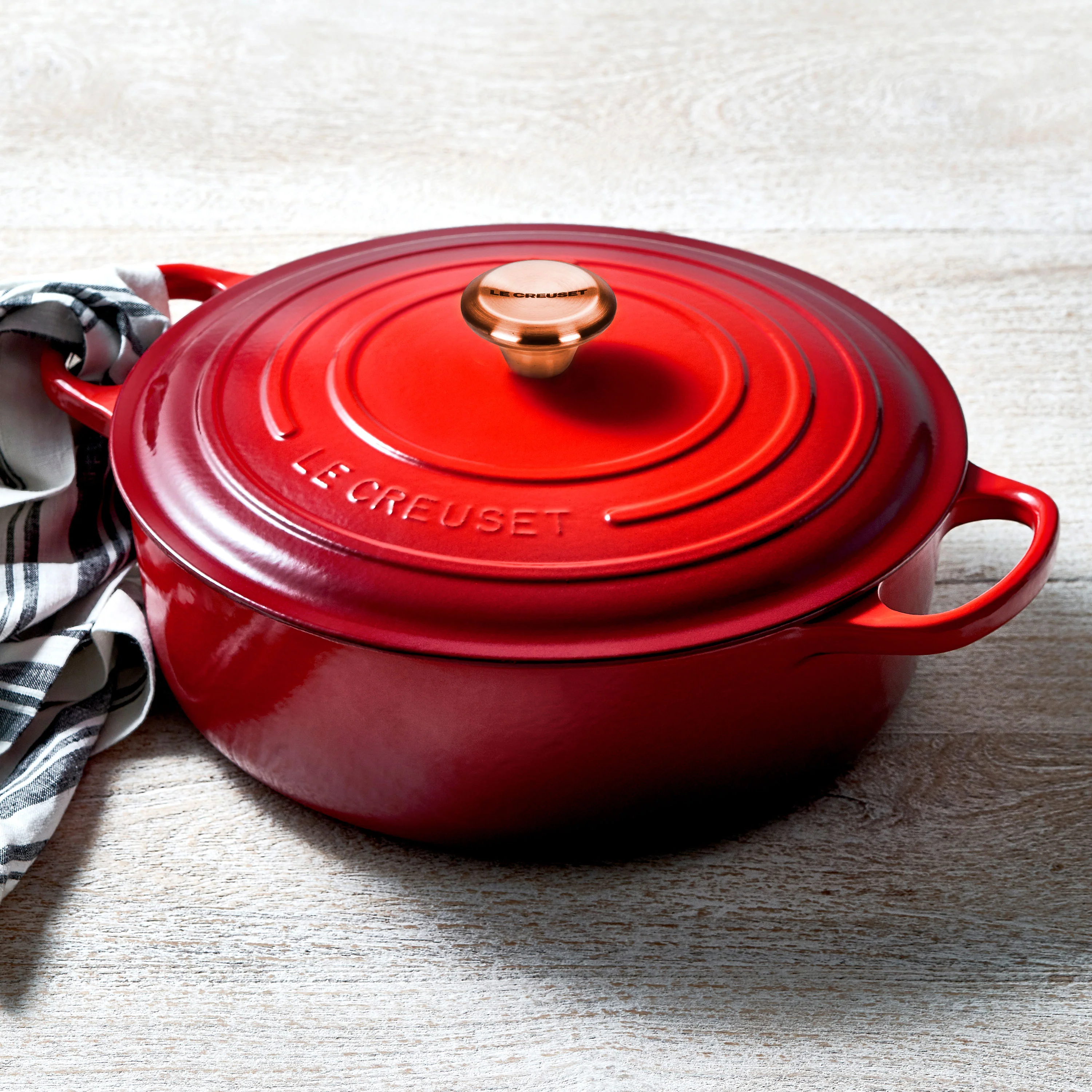 Le Creuset Signature Cast Iron 6.75-quart Cerise Round Wide Dutch Oven with Copper Knob - Image 6