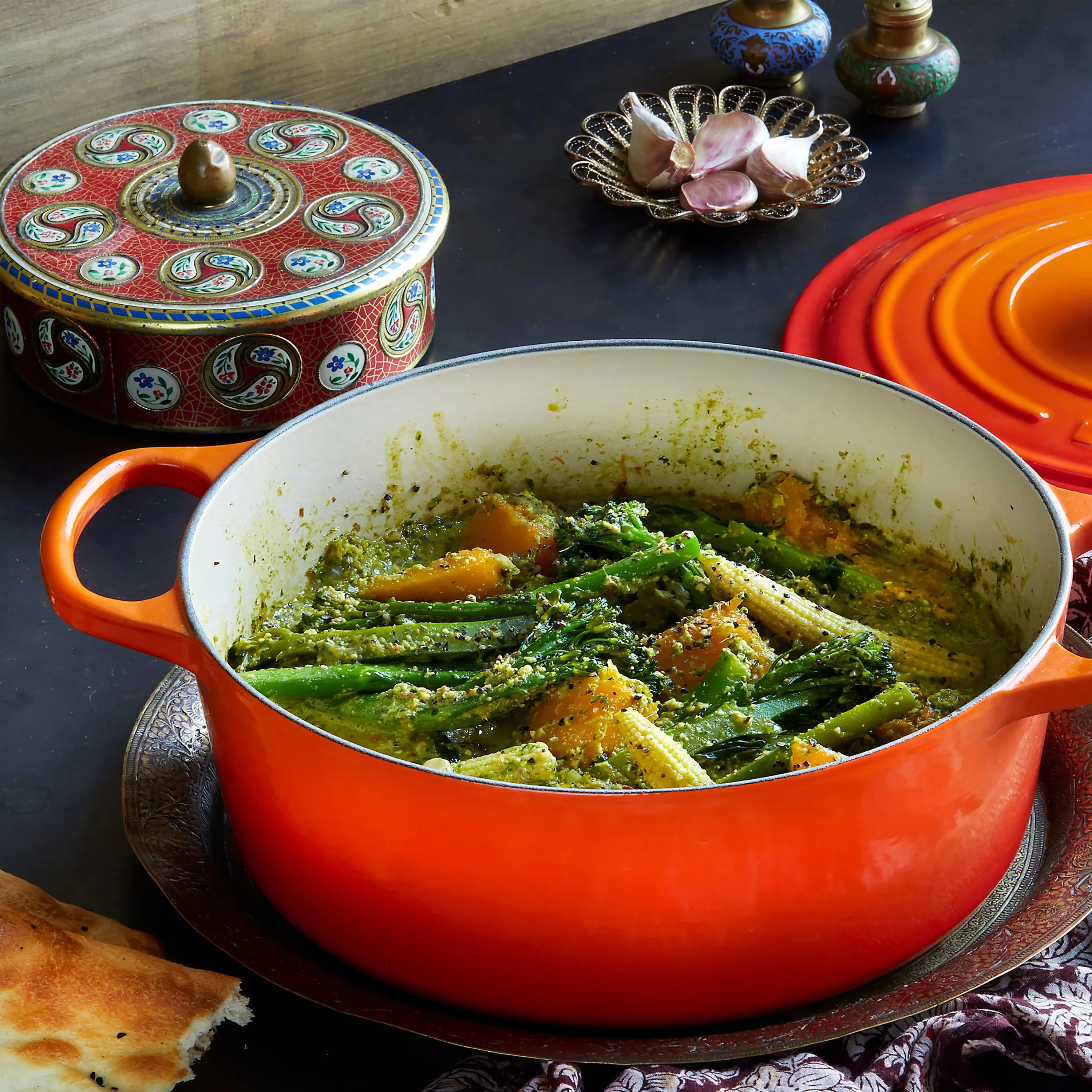 Le Creuset Signature Cast Iron 6.75-quart Flame Round Wide Dutch Oven with Copper Knob - Image 4