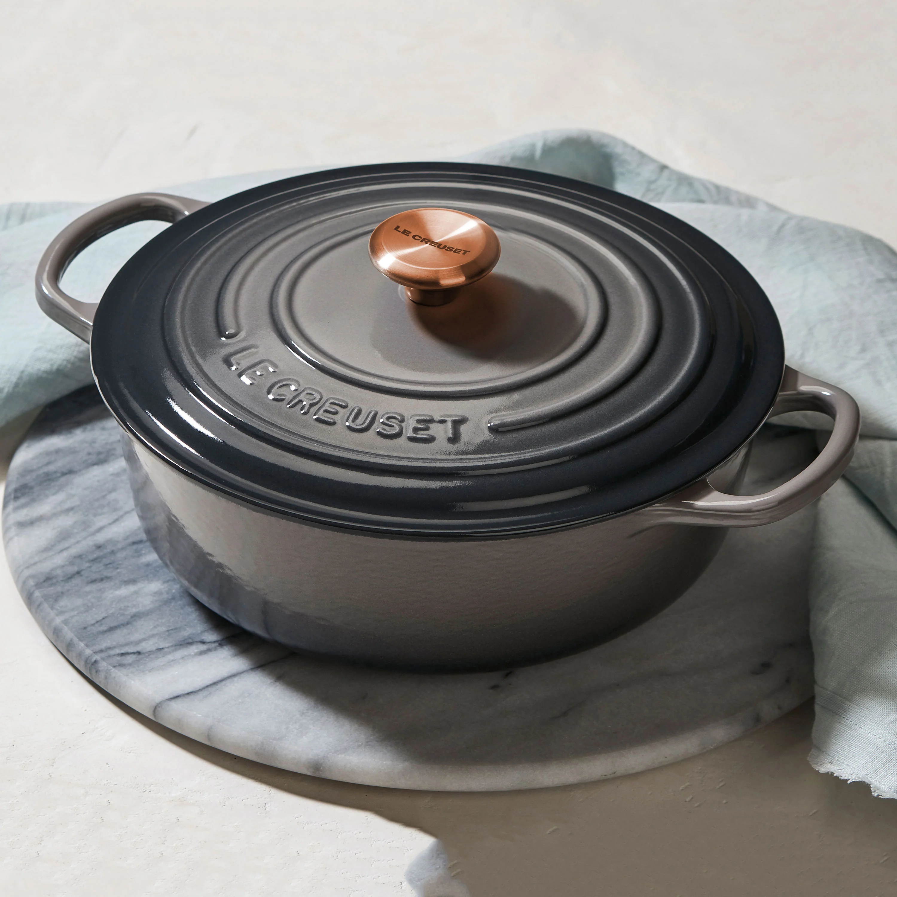 Le Creuset Signature Cast Iron 6.75-quart Oyster Round Wide Dutch Oven with Copper Knob - Image 5