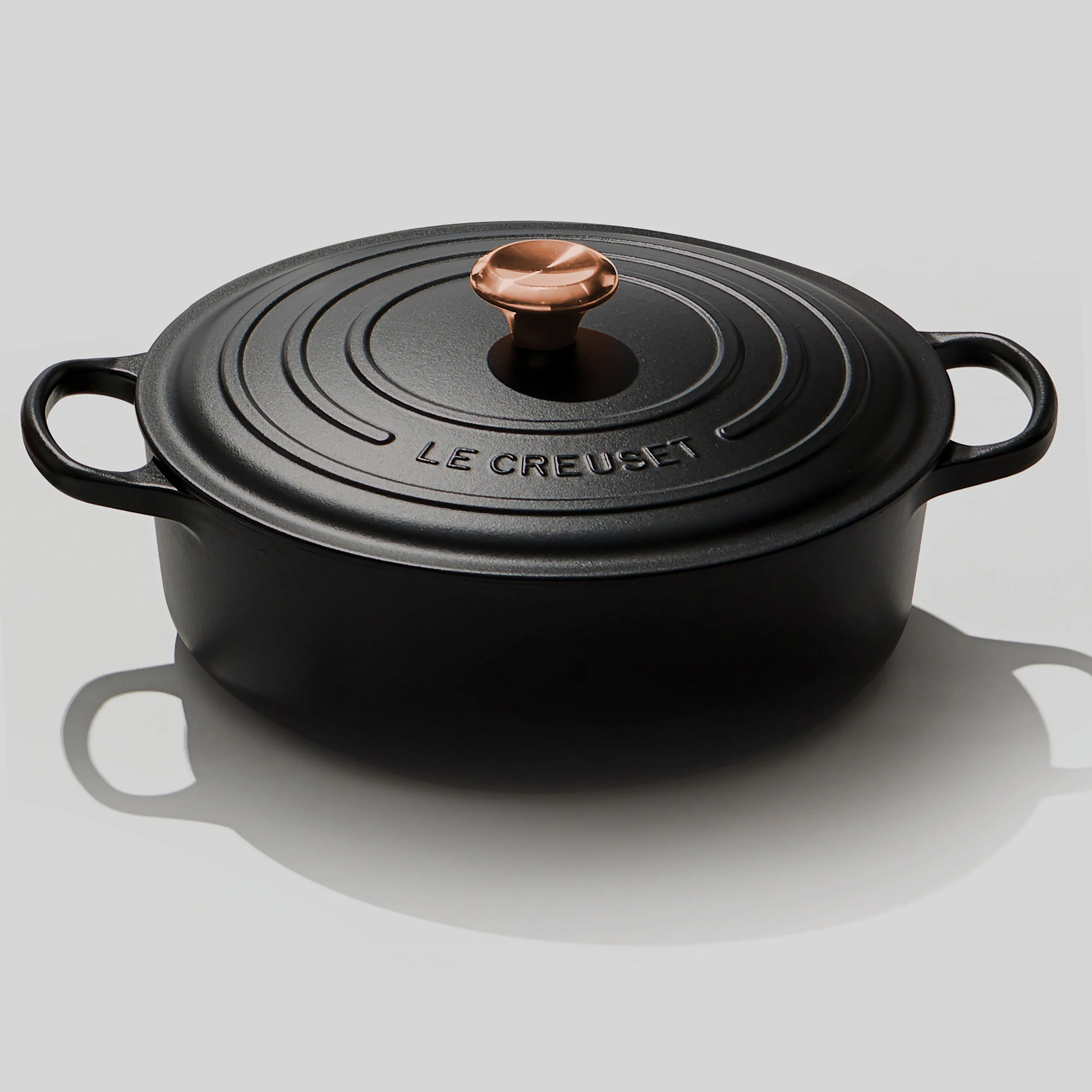 Le Creuset Signature Cast Iron 6.75-quart Licorice Round Wide Dutch Oven with Copper Knob - Image 5