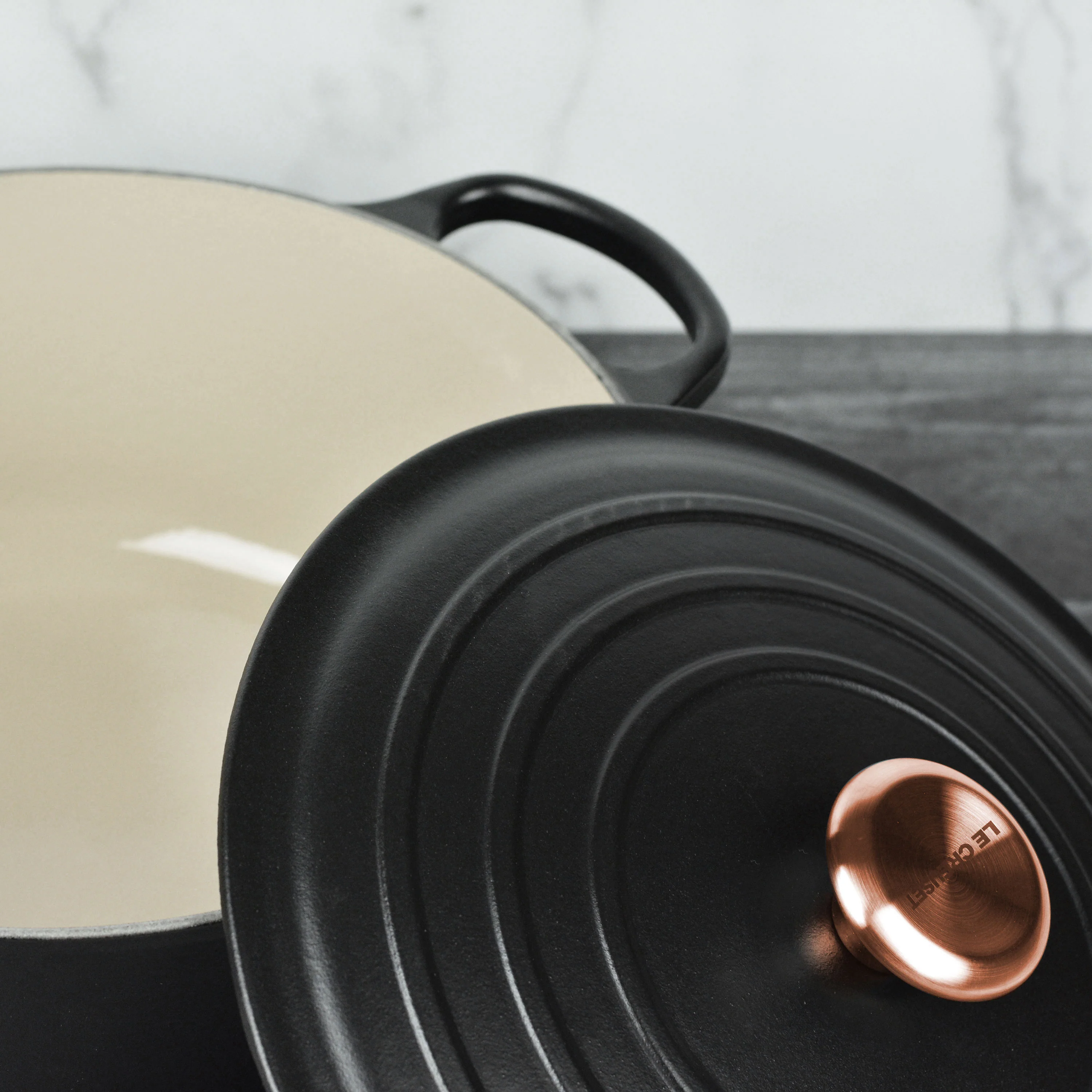 Le Creuset Signature Cast Iron 6.75-quart Licorice Round Wide Dutch Oven with Copper Knob - Image 7