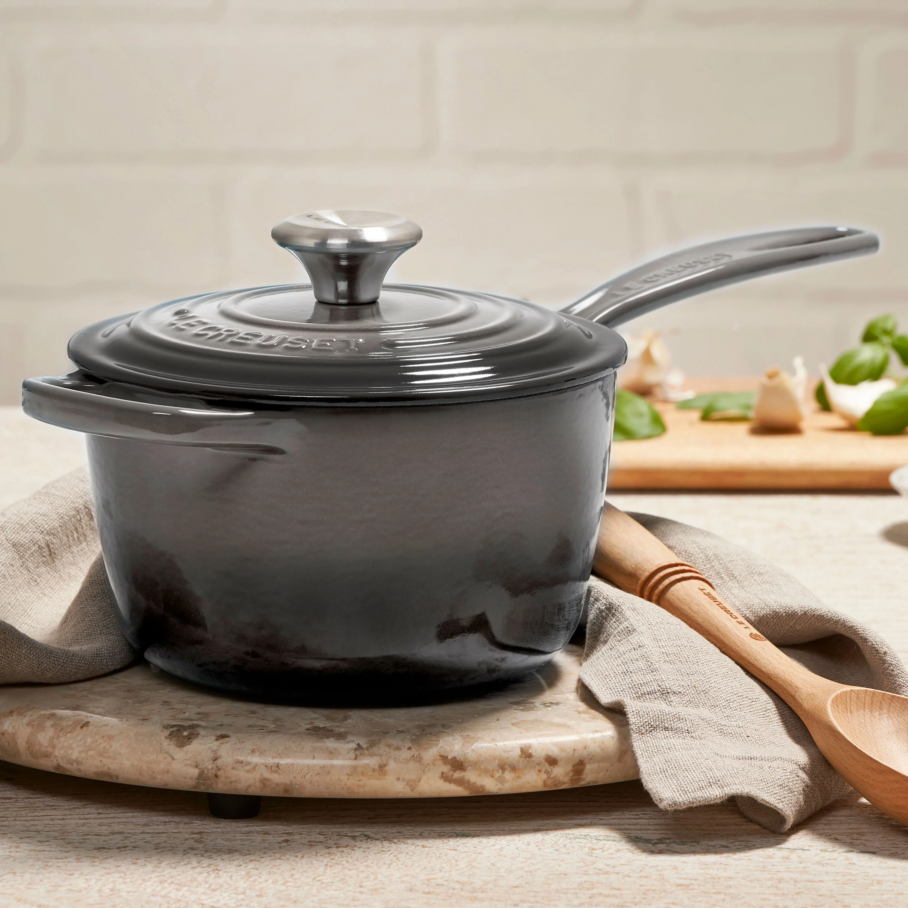 Le Creuset Signature Cast Iron 2.25-quart Oyster Saucepan - Image 2
