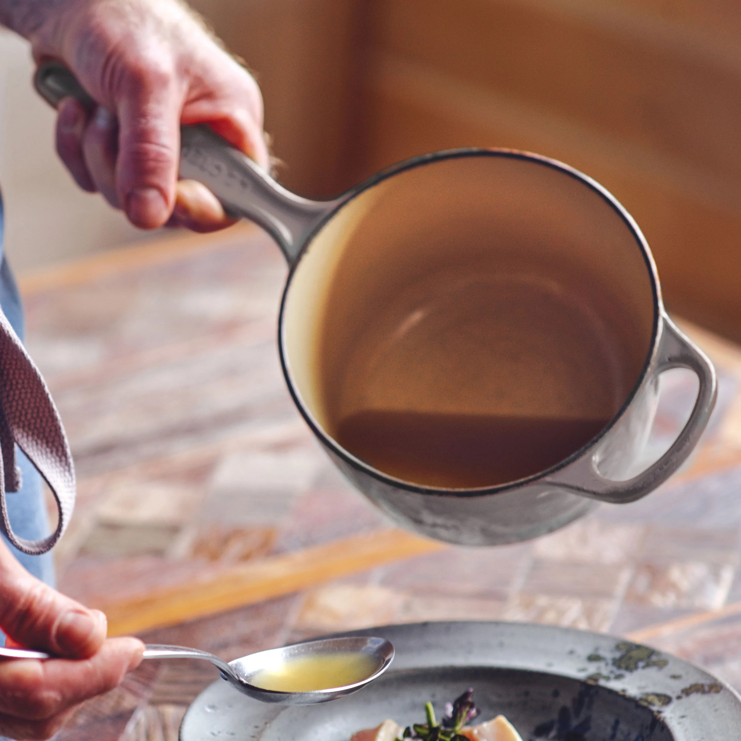 Le Creuset Signature Cast Iron 2.25-quart Oyster Saucepan - Image 3