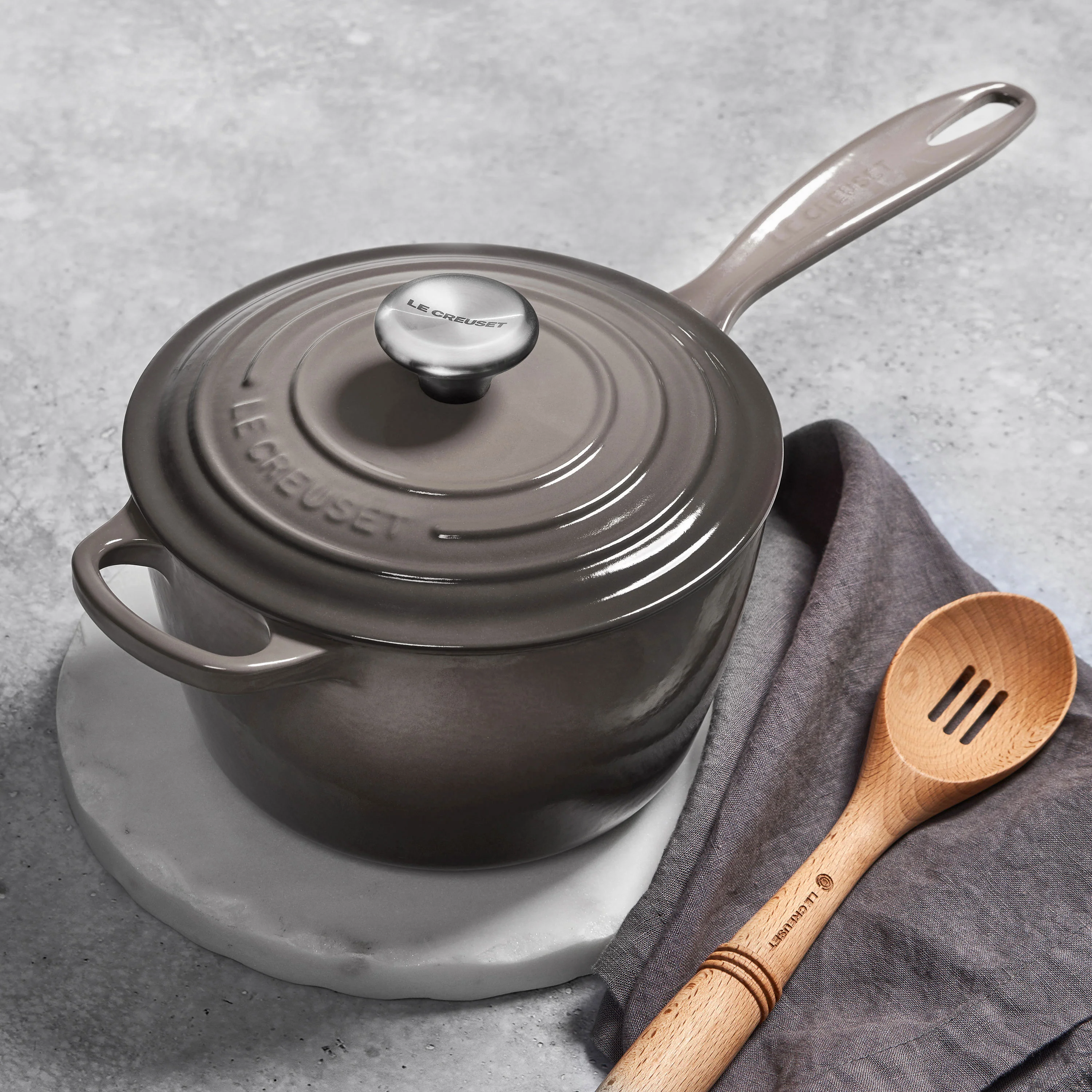 Le Creuset Signature Cast Iron 2.25-quart Oyster Saucepan - Image 5