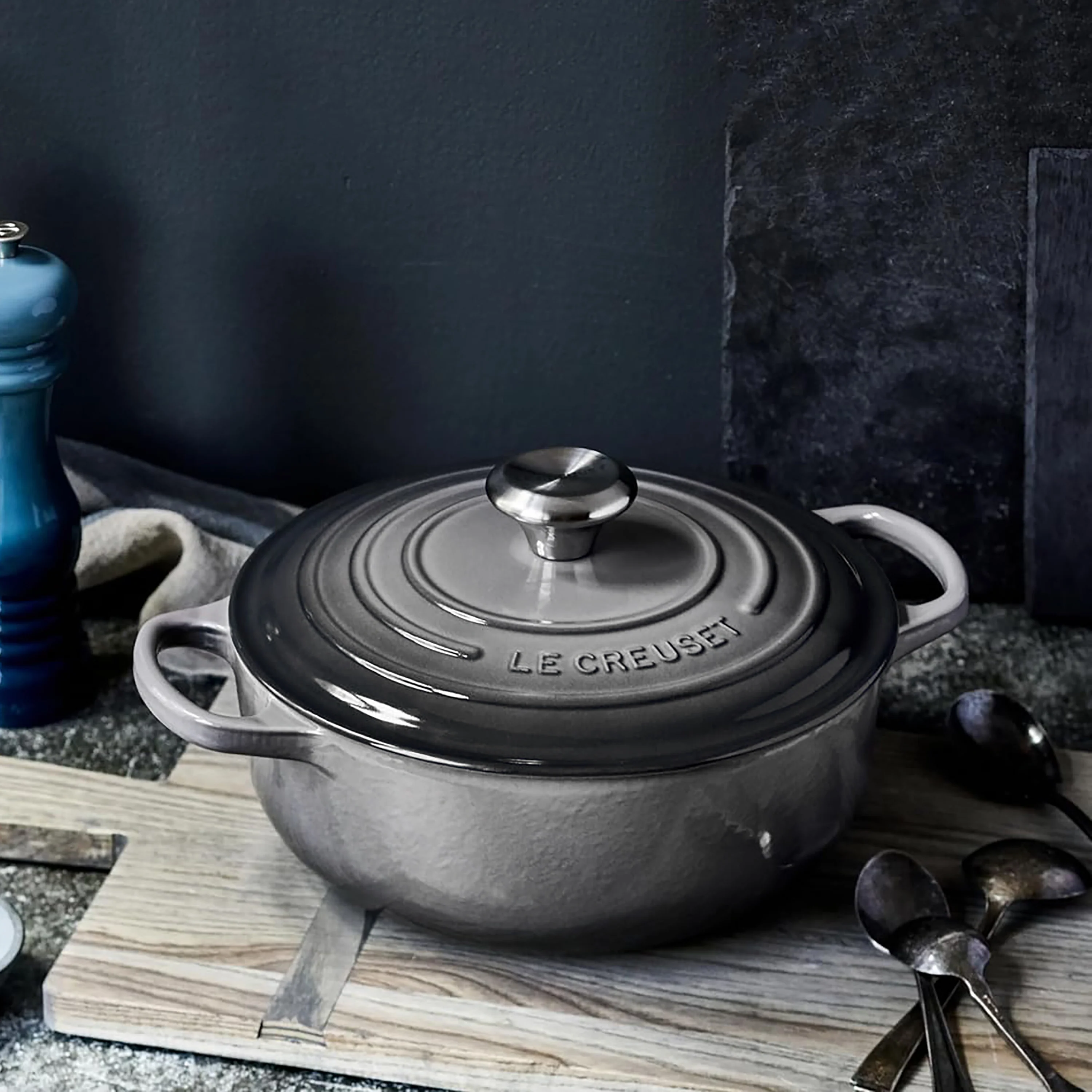 Le Creuset Signature Cast Iron 3.5-quart Oyster Sauteuse Dutch Oven - Image 2
