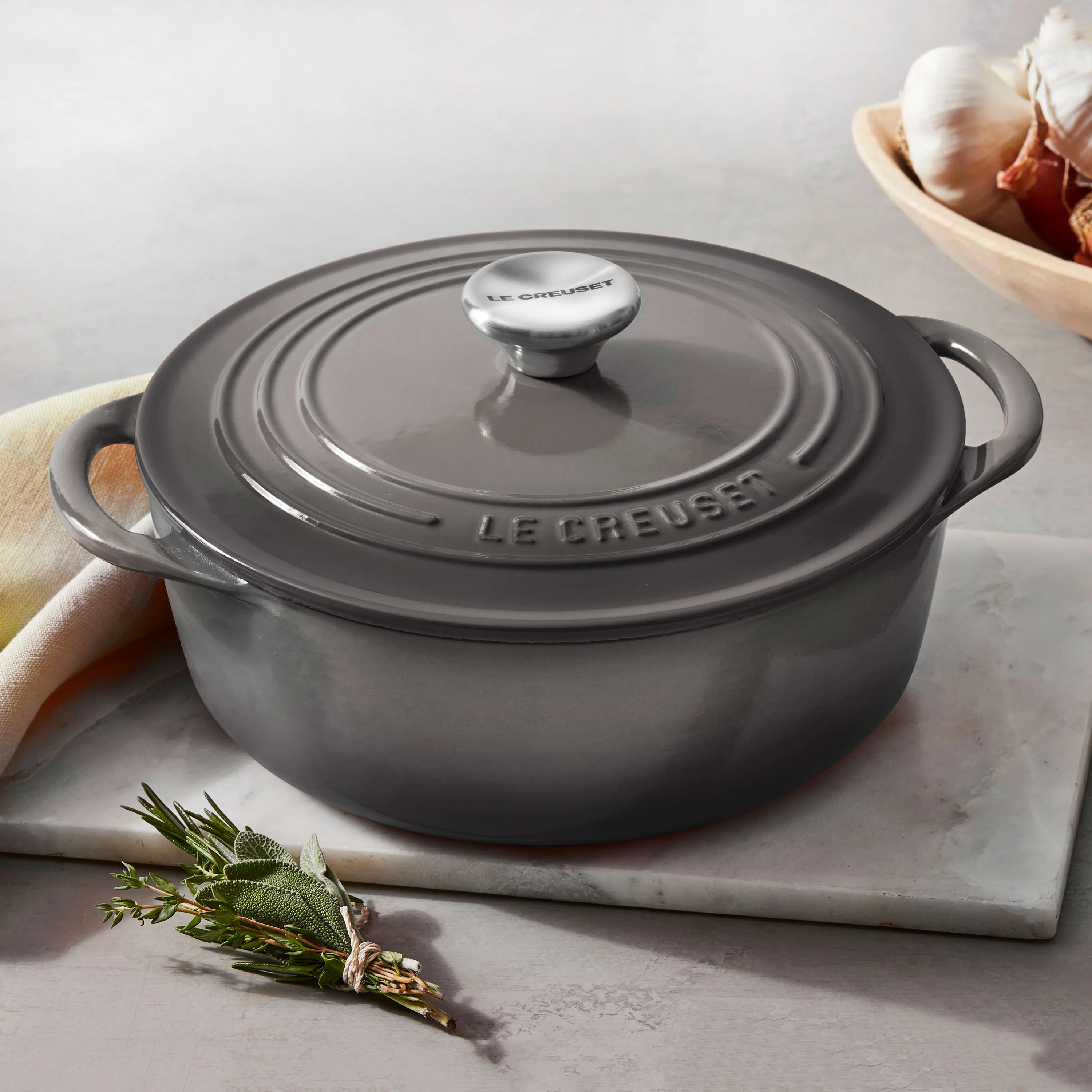 Le Creuset Cast Iron 2.75-quart Oyster Shallow Round Dutch Oven - Image 3