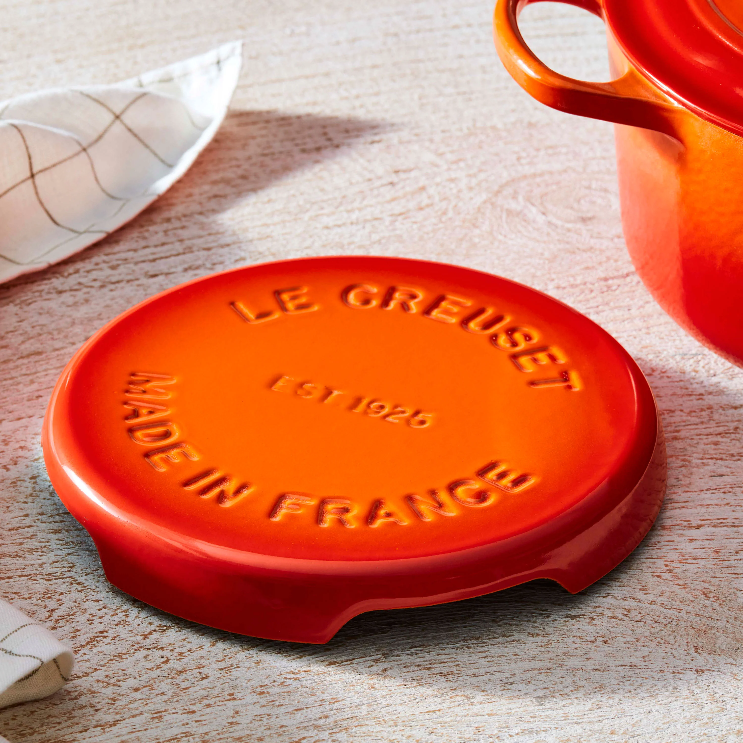 Le Creuset Signature Cast Iron 8.8" Flame Round Trivet - Image 7