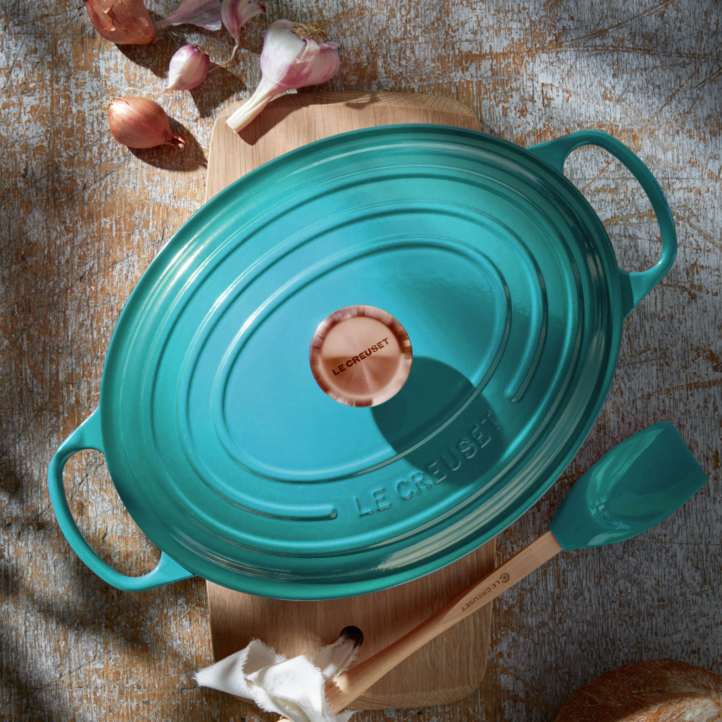 Le Creuset Signature Cast Iron 8-quart Caribbean Oval Dutch Oven with Copper Knob - Image 2