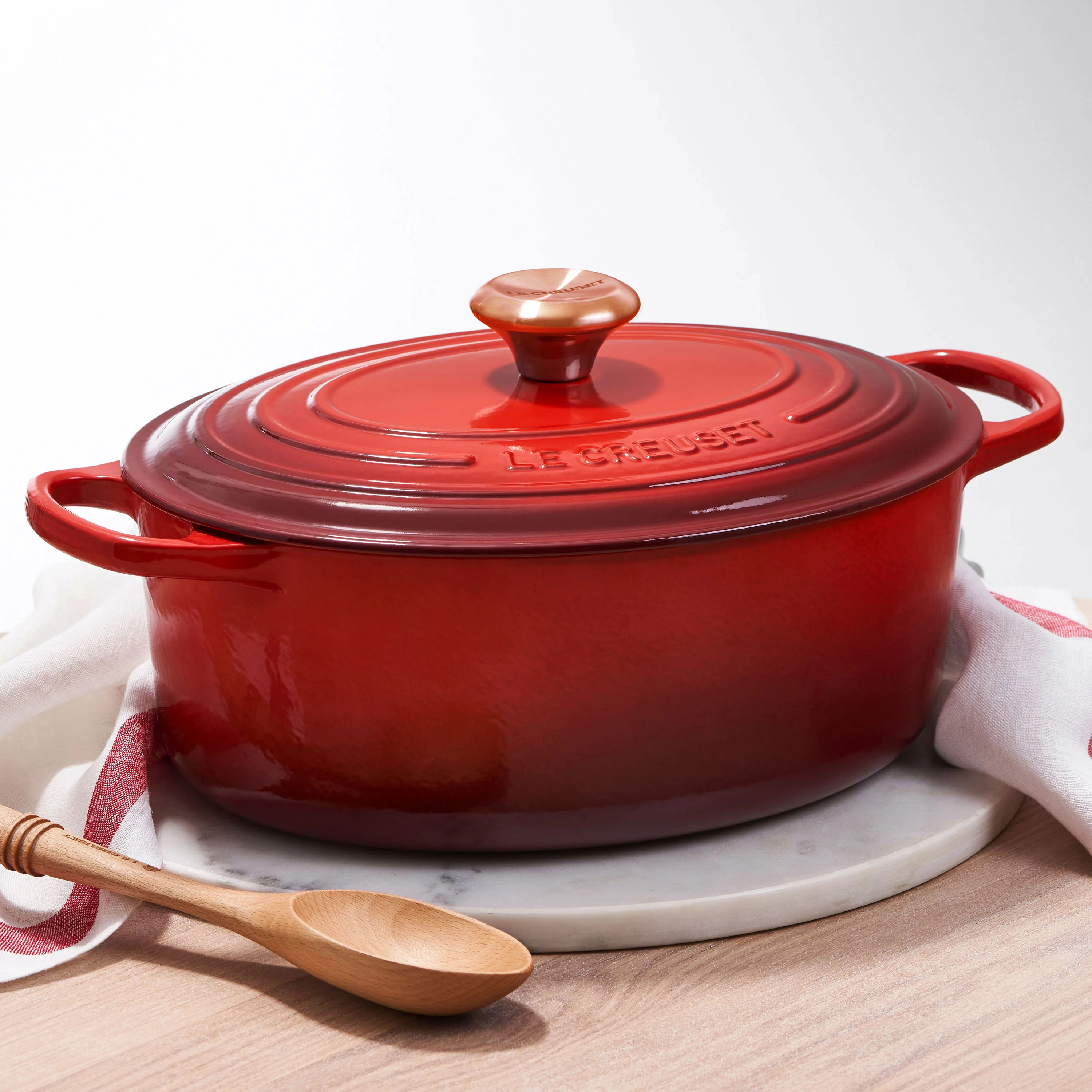 Le Creuset Signature Cast Iron 8-quart Cerise Oval Dutch Oven with Copper Knob - Image 4