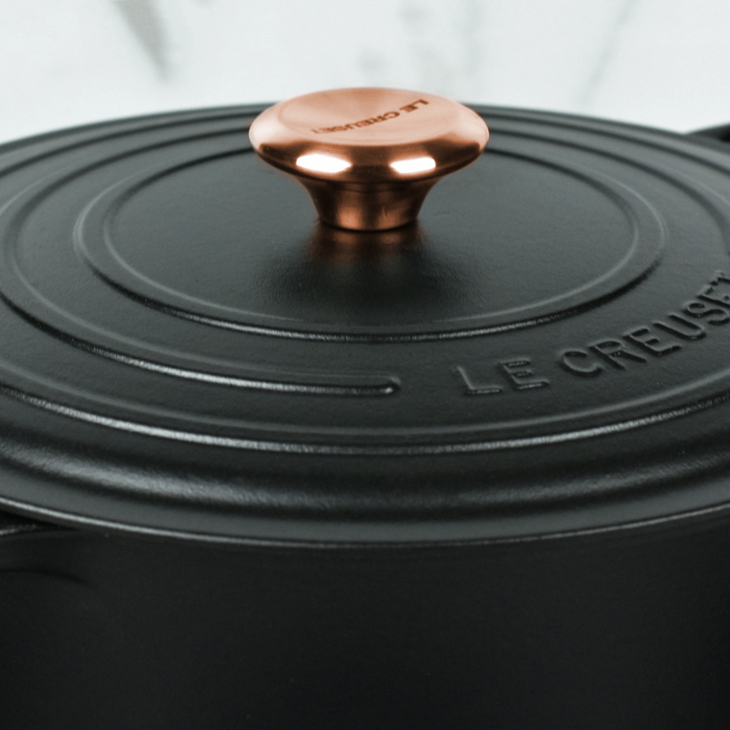 Le Creuset Signature Cast Iron 8-quart Licorice Oval Dutch Oven with Copper Knob - Image 4